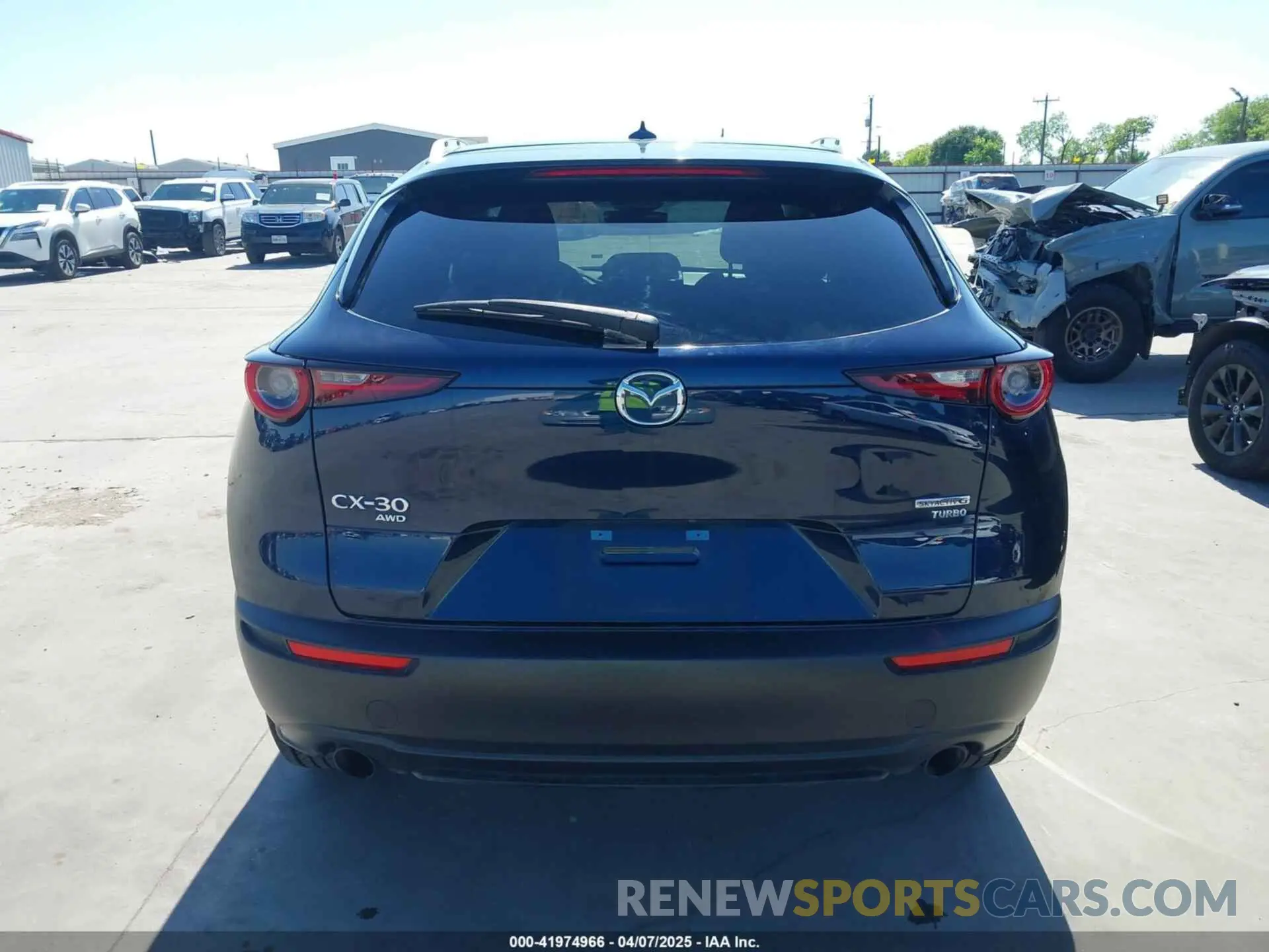 17 fotografías del automóvil dañado 3MVDMBDYXMM307047 MAZDA CX-30 2021