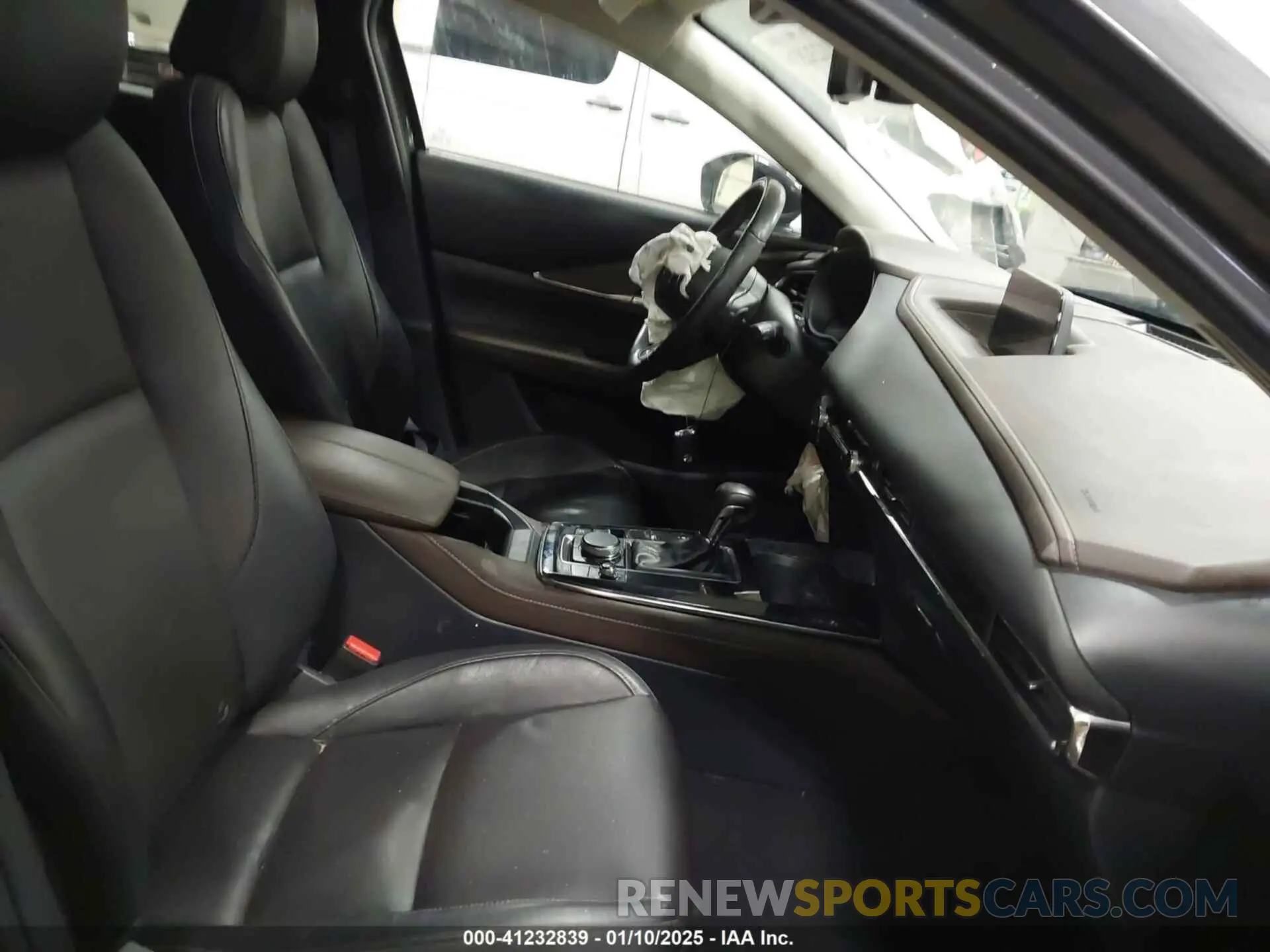 5 fotografías del automóvil dañado 3MVDMBEYXMM302297 MAZDA CX-30 2021