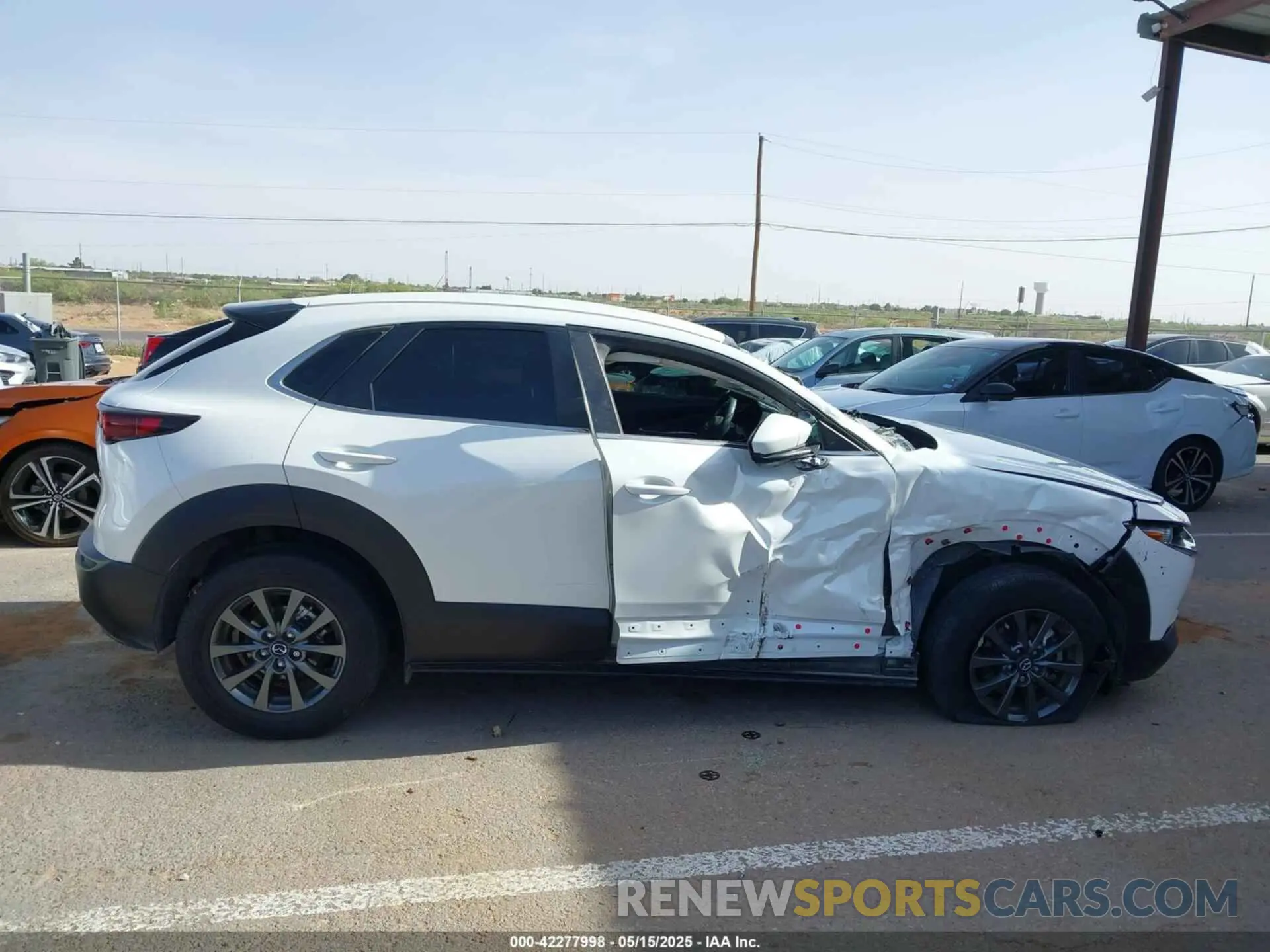 13 fotografías del automóvil dañado 3MVDMBAL9NM415797 MAZDA CX-30 2022