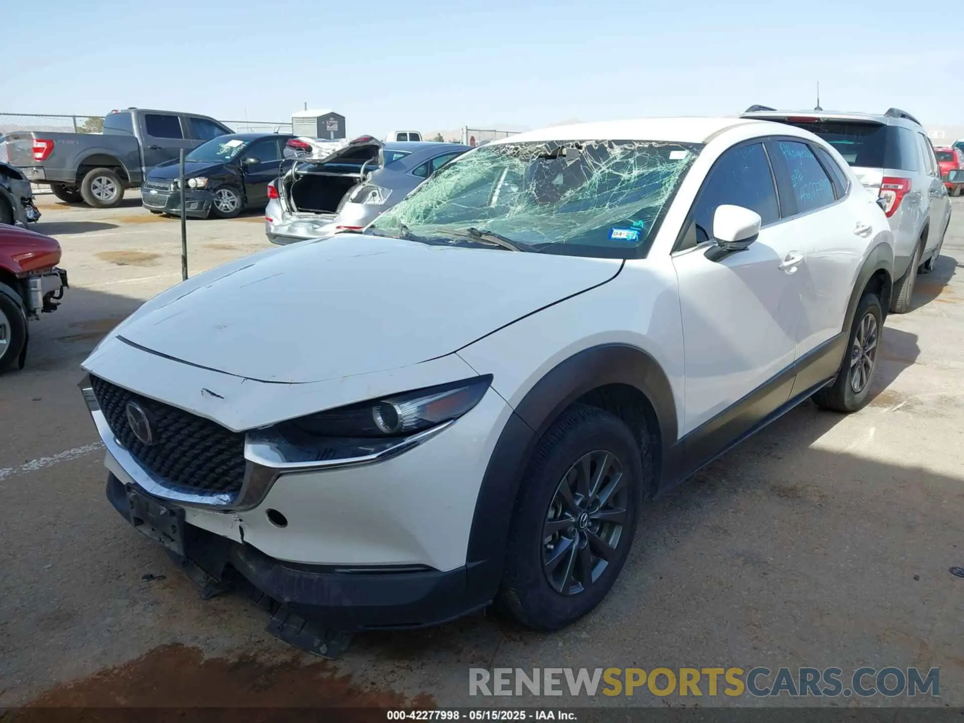 2 fotografías del automóvil dañado 3MVDMBAL9NM415797 MAZDA CX-30 2022