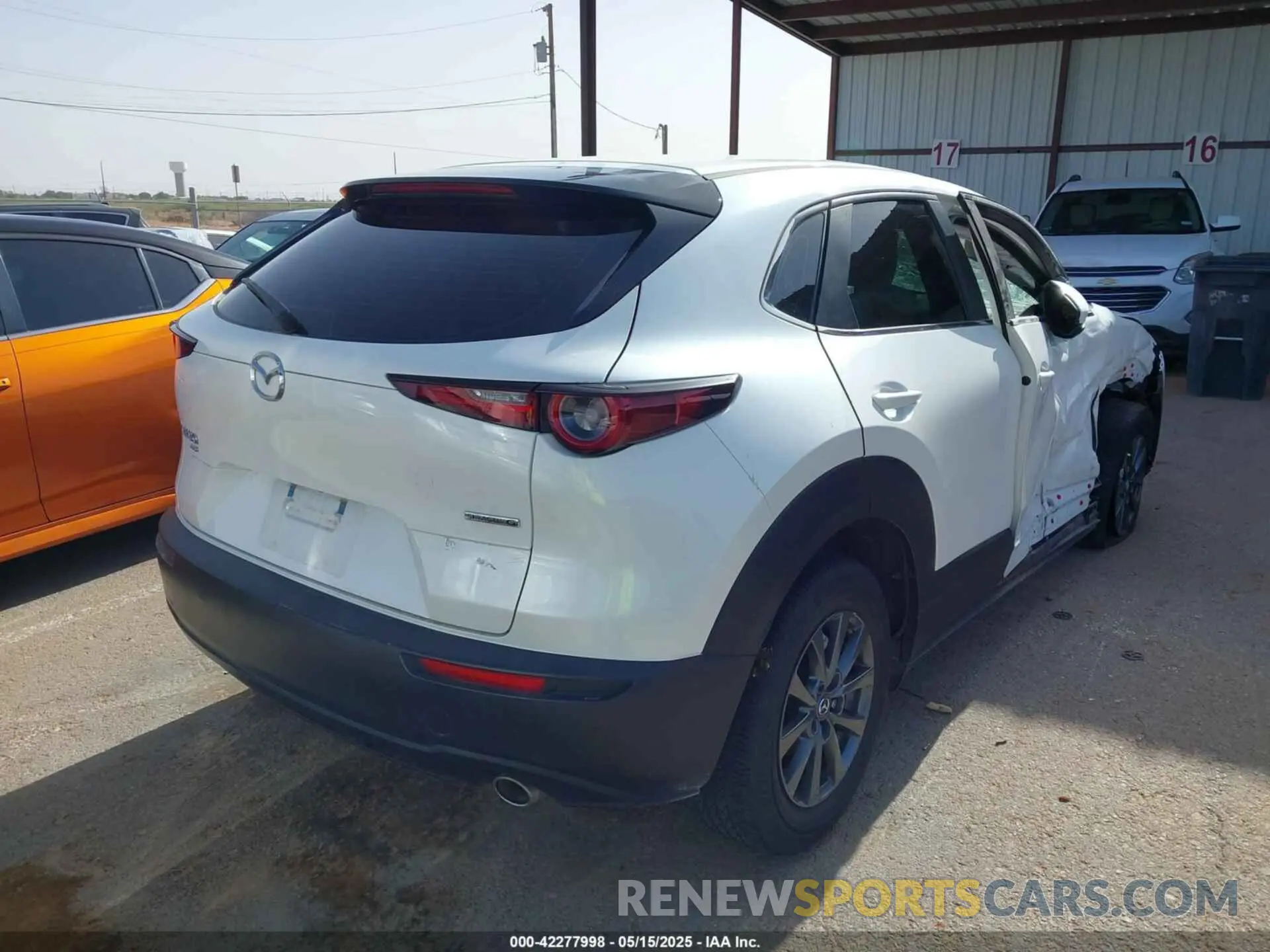 4 fotografías del automóvil dañado 3MVDMBAL9NM415797 MAZDA CX-30 2022