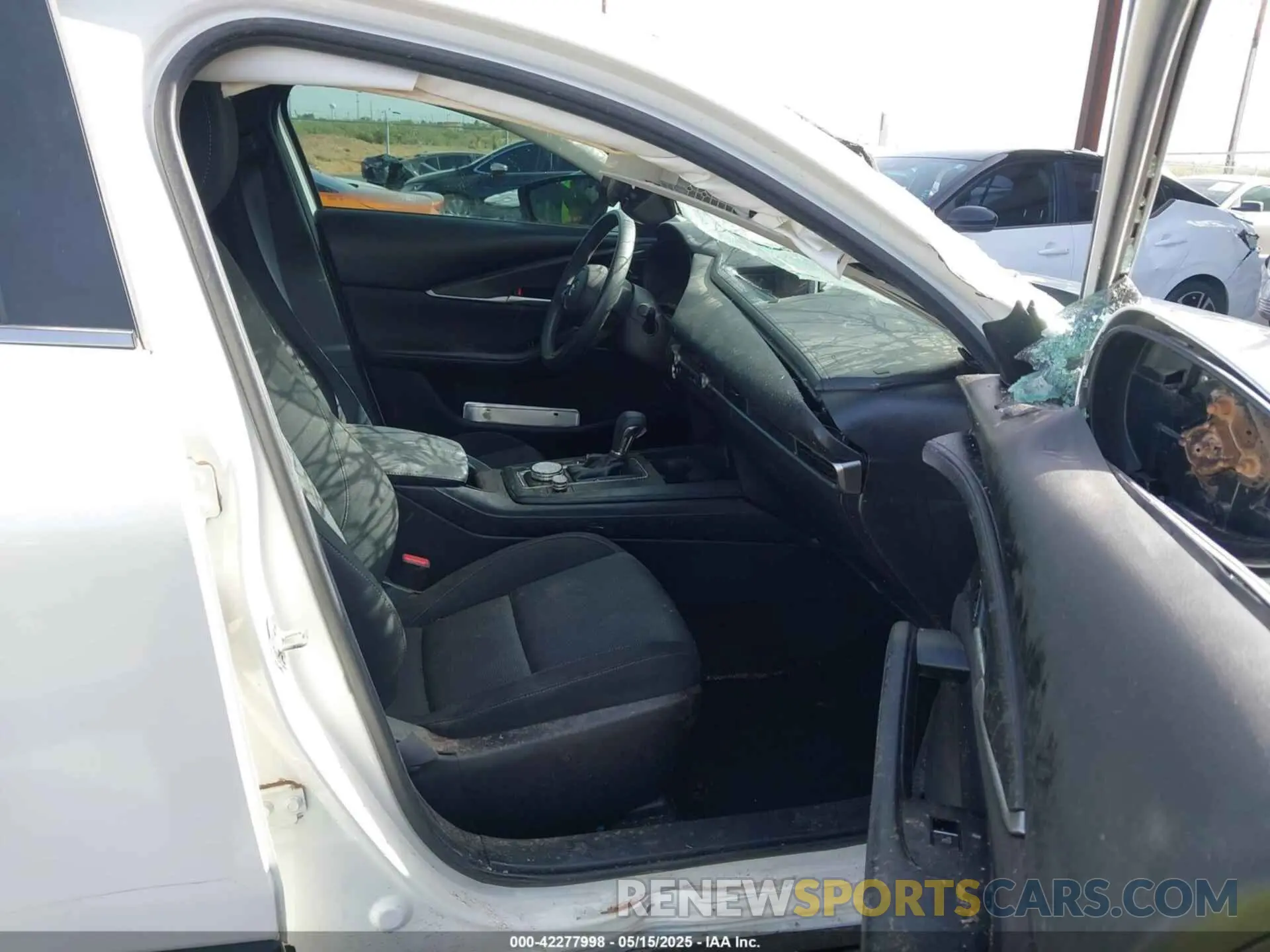 5 fotografías del automóvil dañado 3MVDMBAL9NM415797 MAZDA CX-30 2022