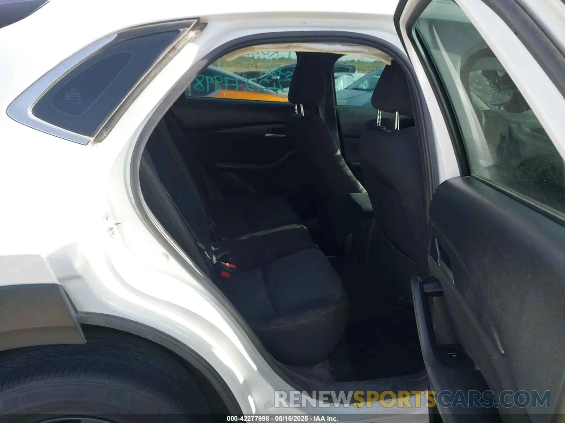 8 fotografías del automóvil dañado 3MVDMBAL9NM415797 MAZDA CX-30 2022