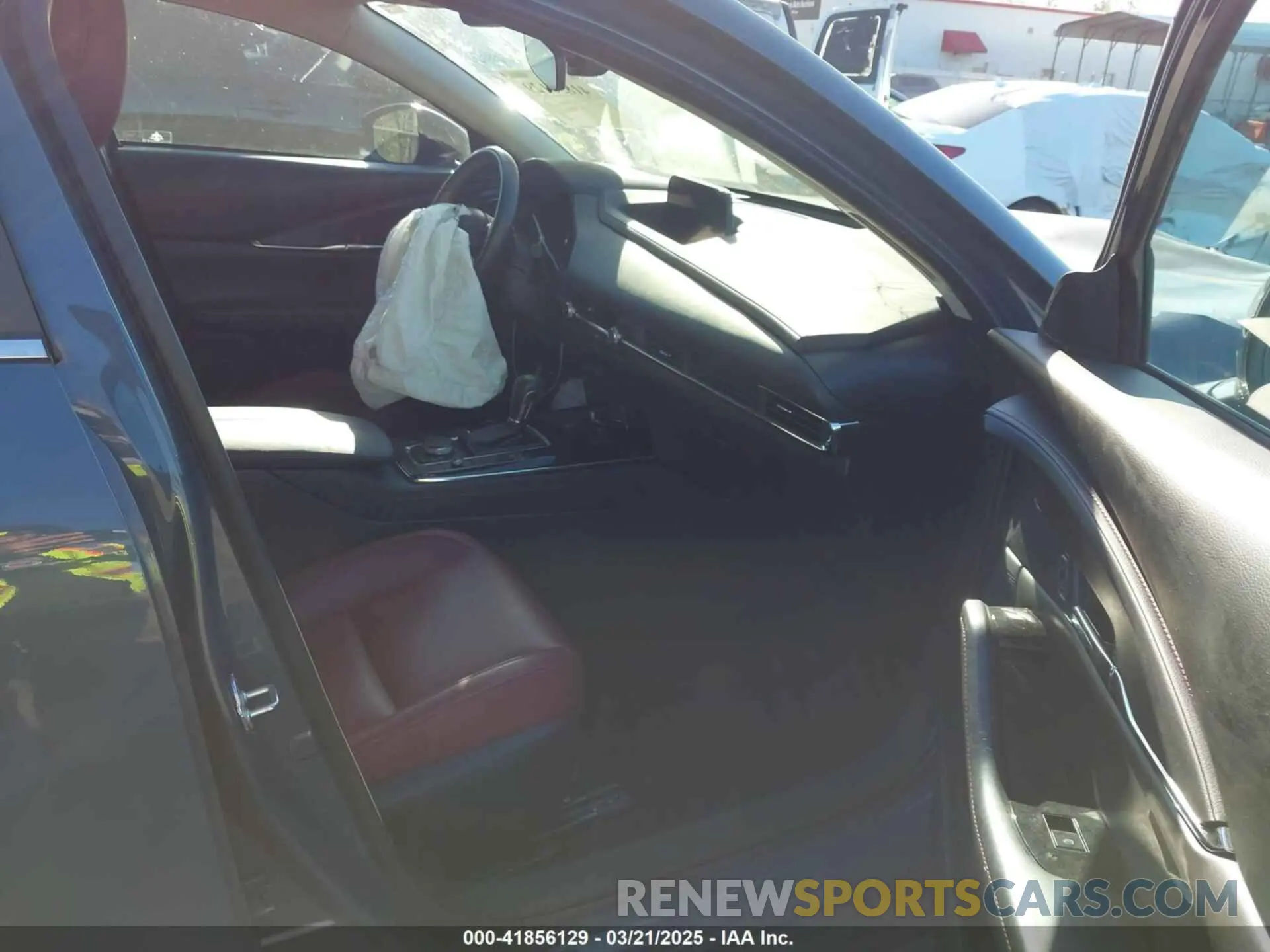 5 fotografías del automóvil dañado 3MVDMBCL1NM440965 MAZDA CX-30 2022