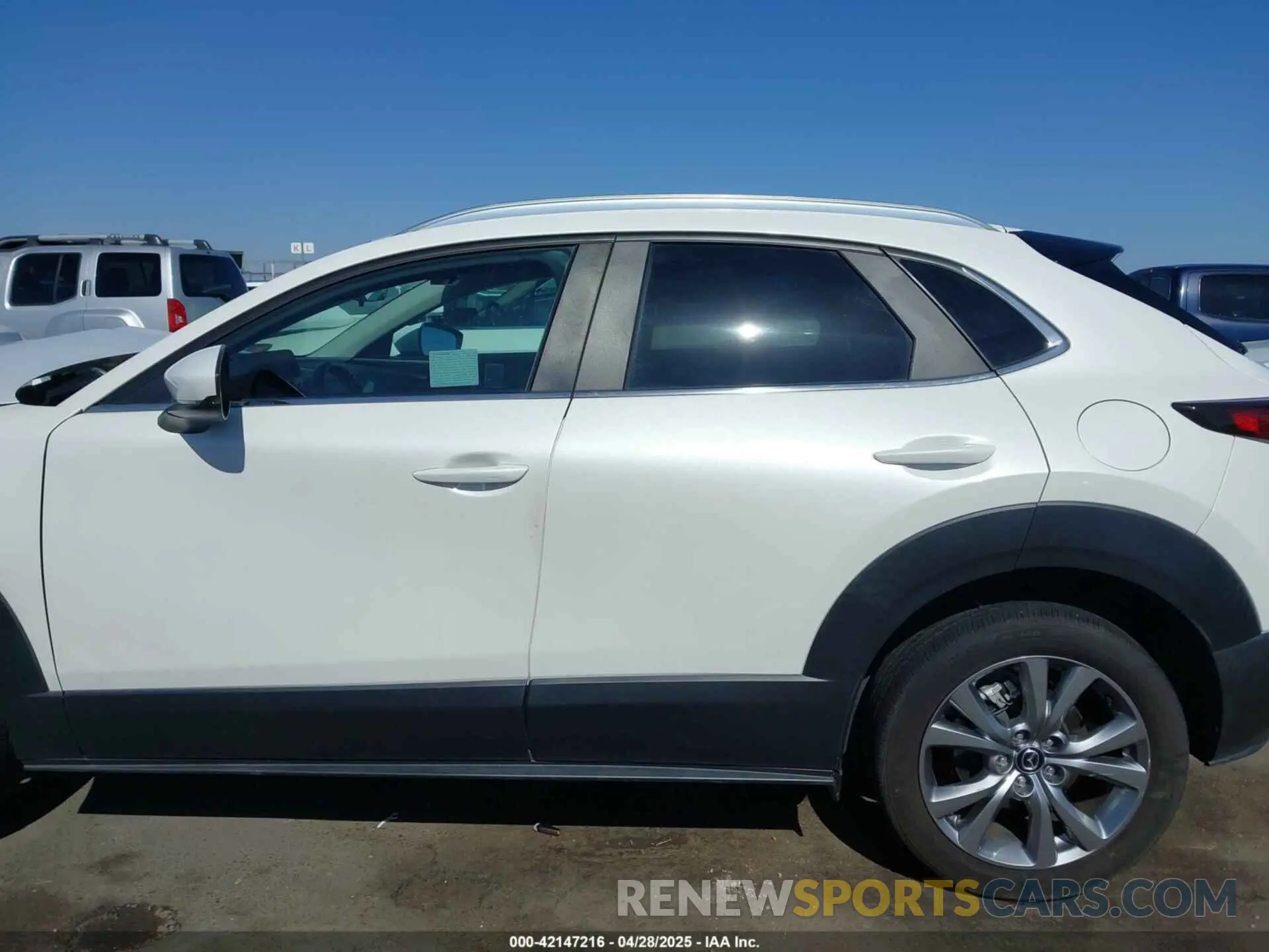 14 fotografías del automóvil dañado 3MVDMBCL4NM454228 MAZDA CX-30 2022