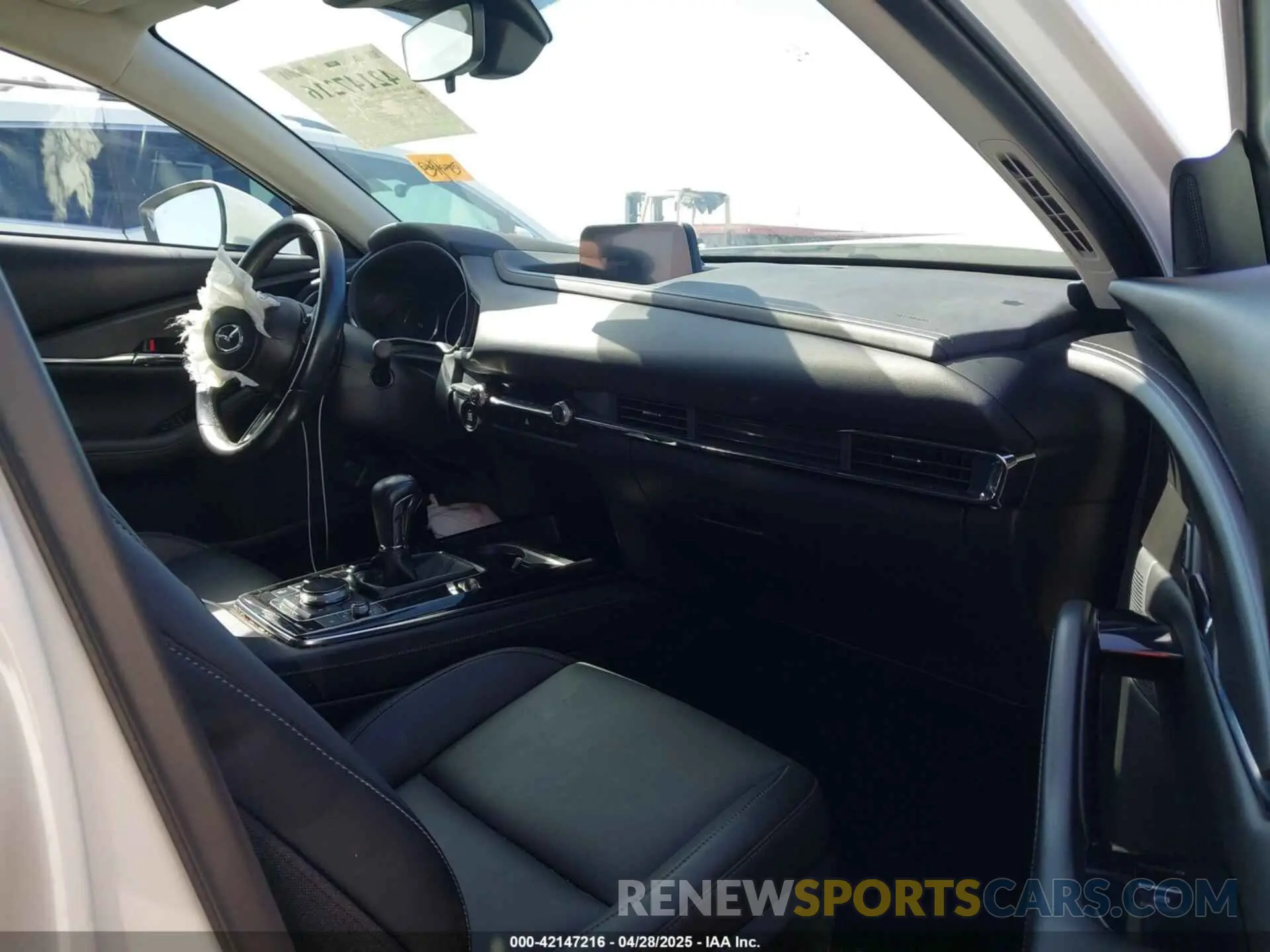5 fotografías del automóvil dañado 3MVDMBCL4NM454228 MAZDA CX-30 2022