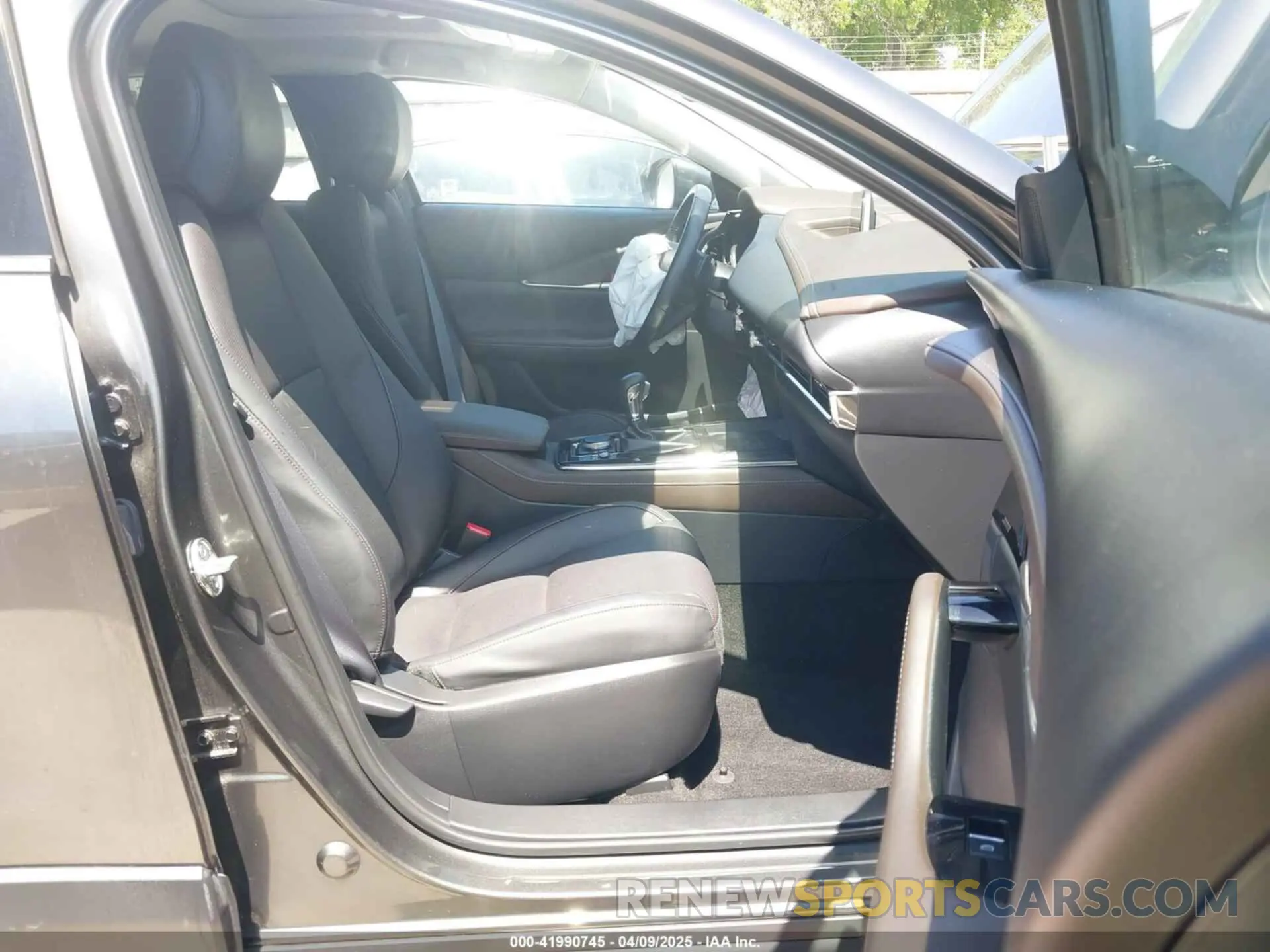 5 fotografías del automóvil dañado 3MVDMBDL5NM416649 MAZDA CX-30 2022