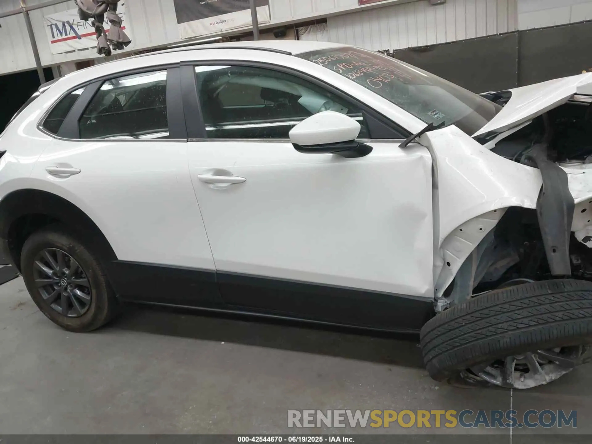 13 fotografías del automóvil dañado 3MVDMBAM5PM510403 MAZDA CX-30 2023