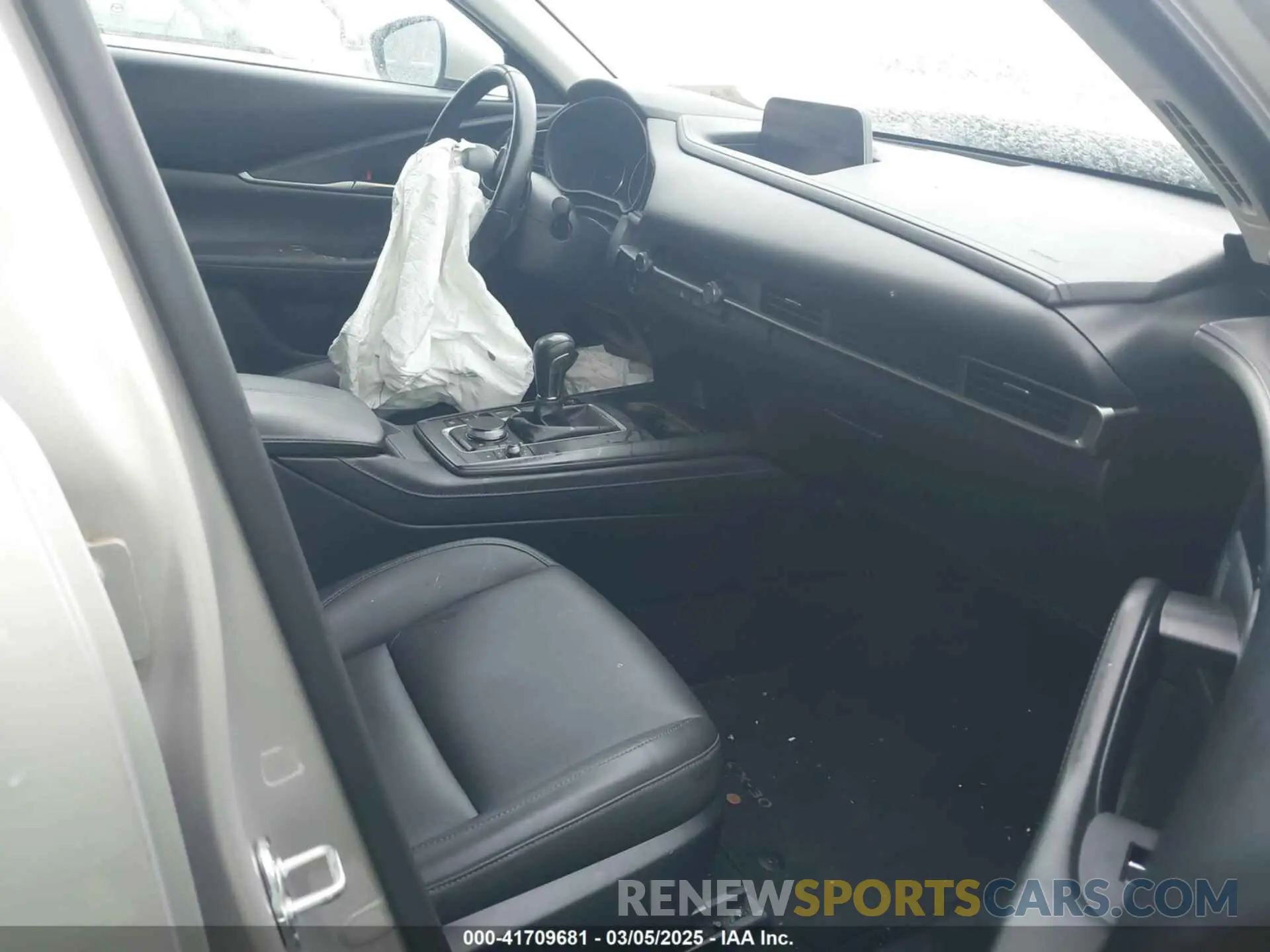 5 fotografías del automóvil dañado 3MVDMBBM4PM525845 MAZDA CX-30 2023