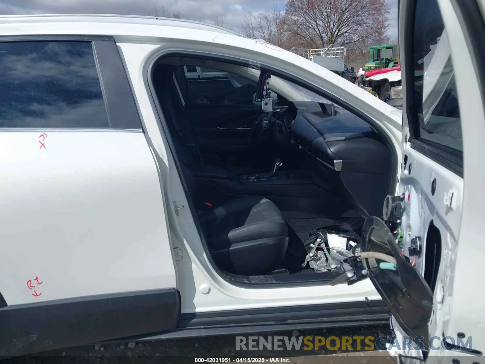 5 fotografías del automóvil dañado 3MVDMBBM8PM581691 MAZDA CX-30 2023