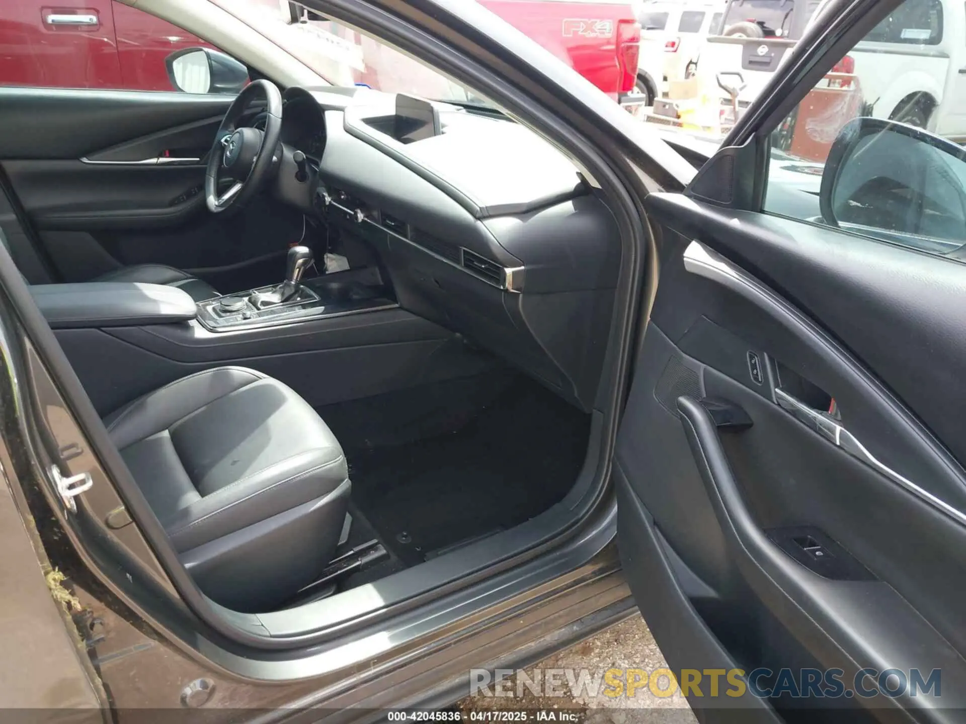 5 fotografías del automóvil dañado 3MVDMBCM3PM528508 MAZDA CX-30 2023