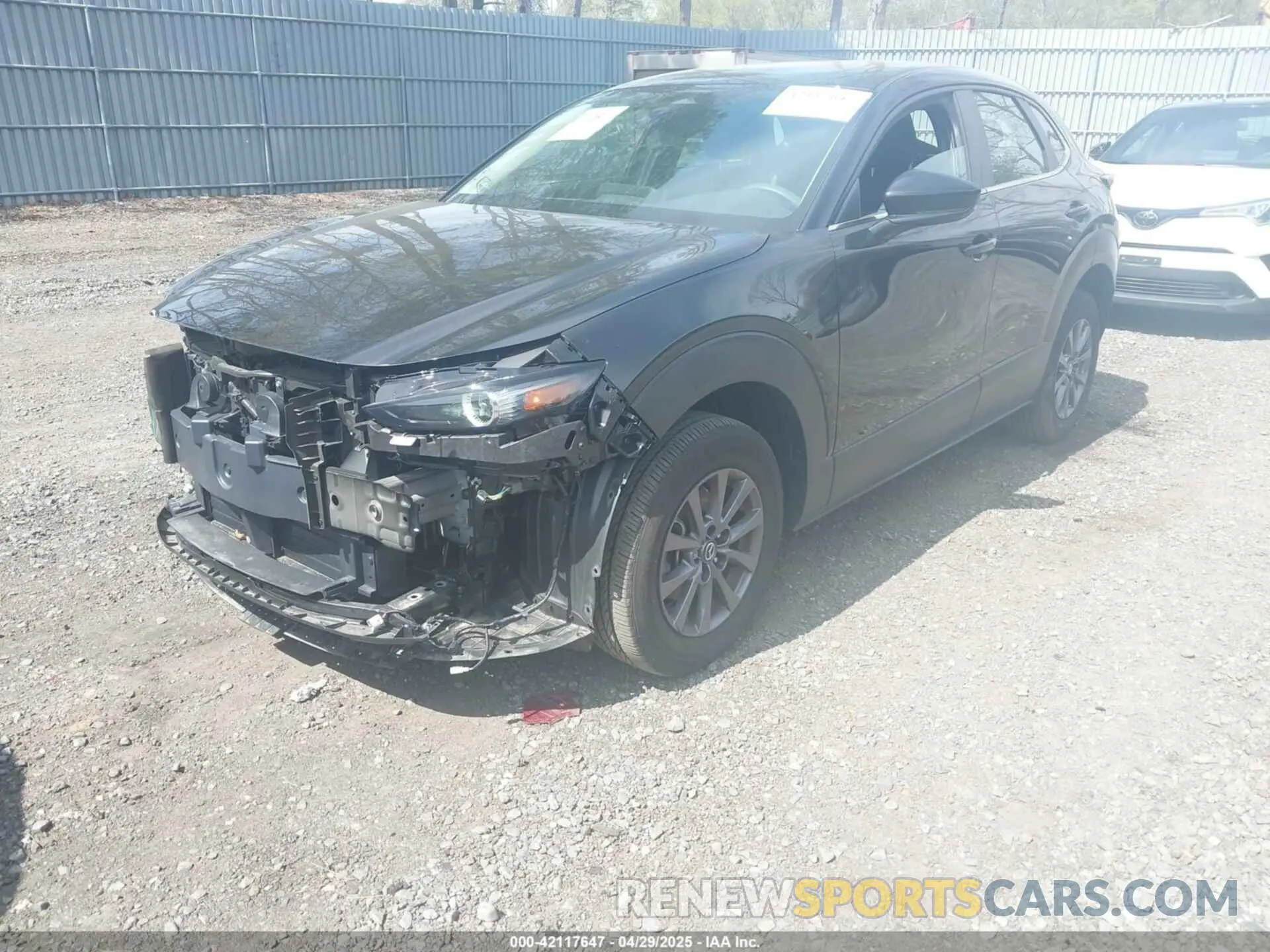 2 fotografías del automóvil dañado 3MVDMBAM2RM627522 MAZDA CX-30 2024