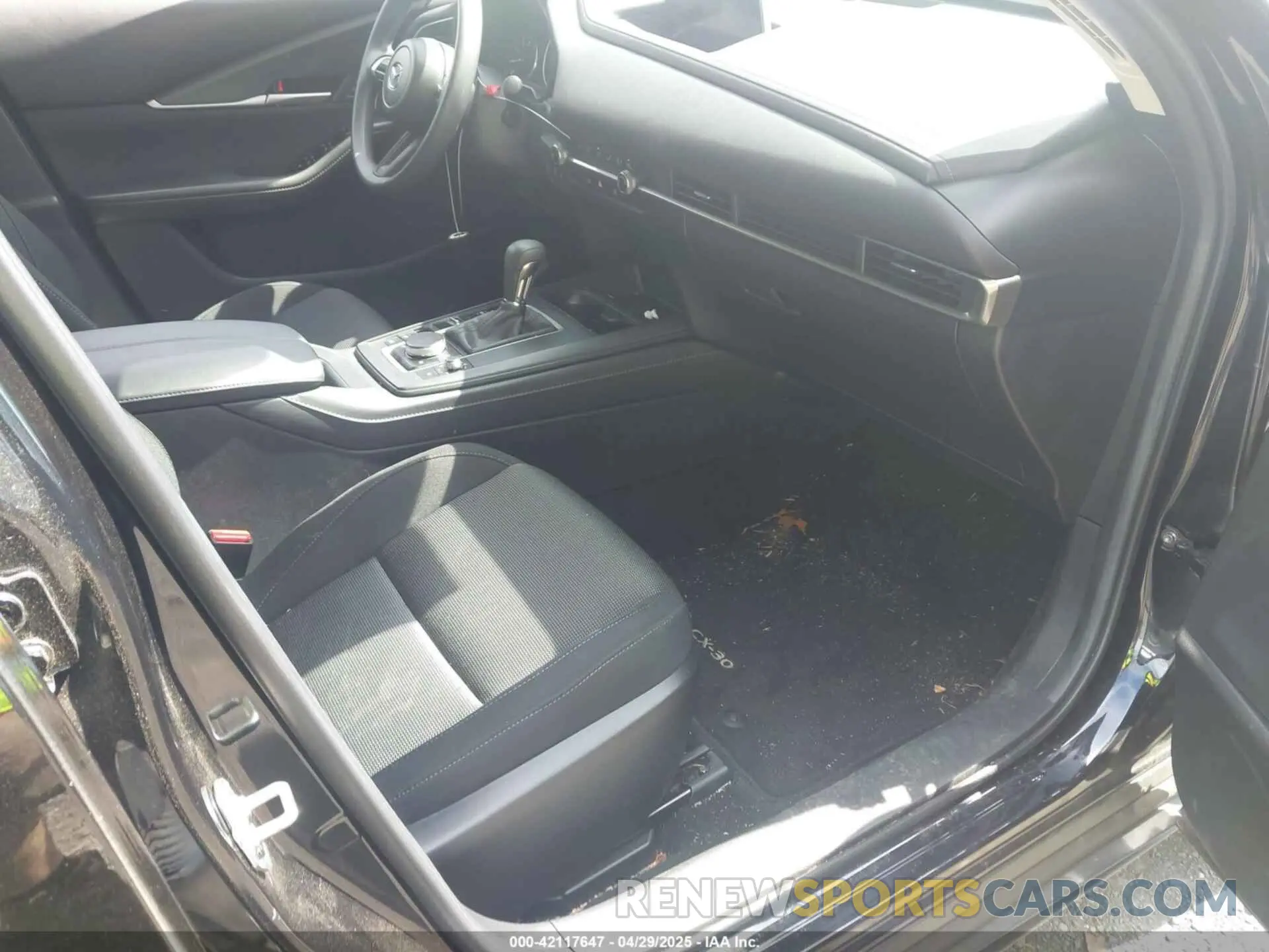 5 fotografías del automóvil dañado 3MVDMBAM2RM627522 MAZDA CX-30 2024