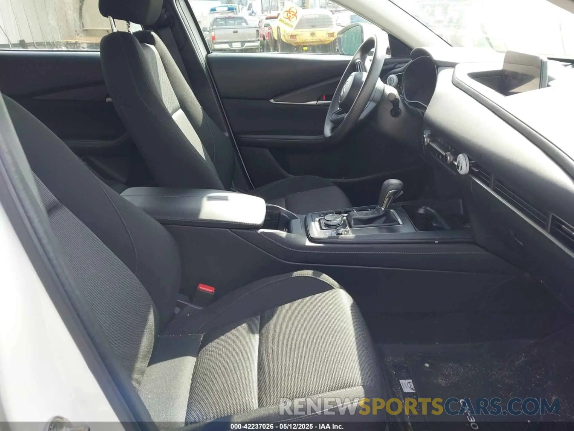 5 fotografías del automóvil dañado 3MVDMBAM2RM667132 MAZDA CX-30 2024