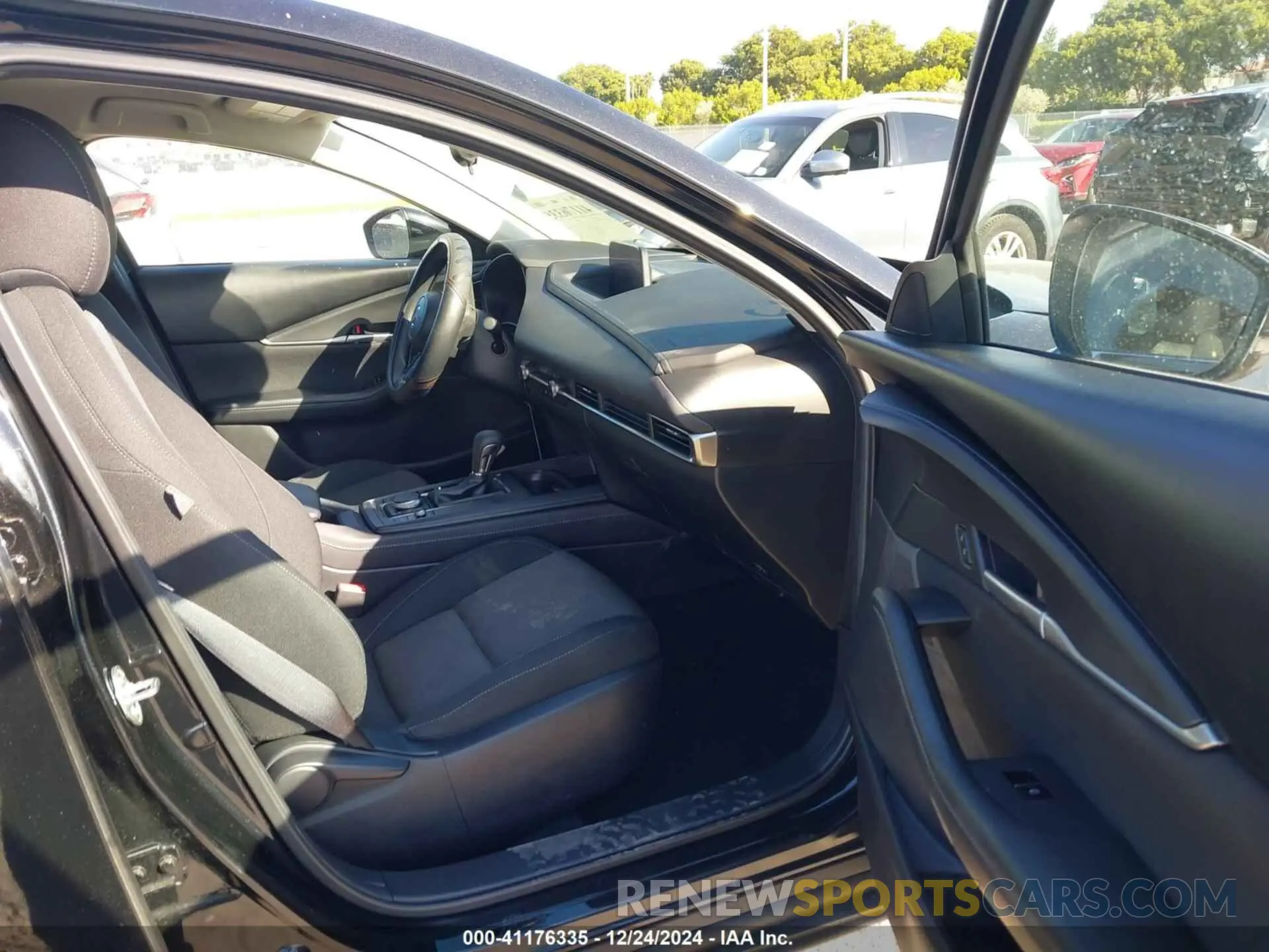 5 fotografías del automóvil dañado 3MVDMBAM4RM644757 MAZDA CX-30 2024