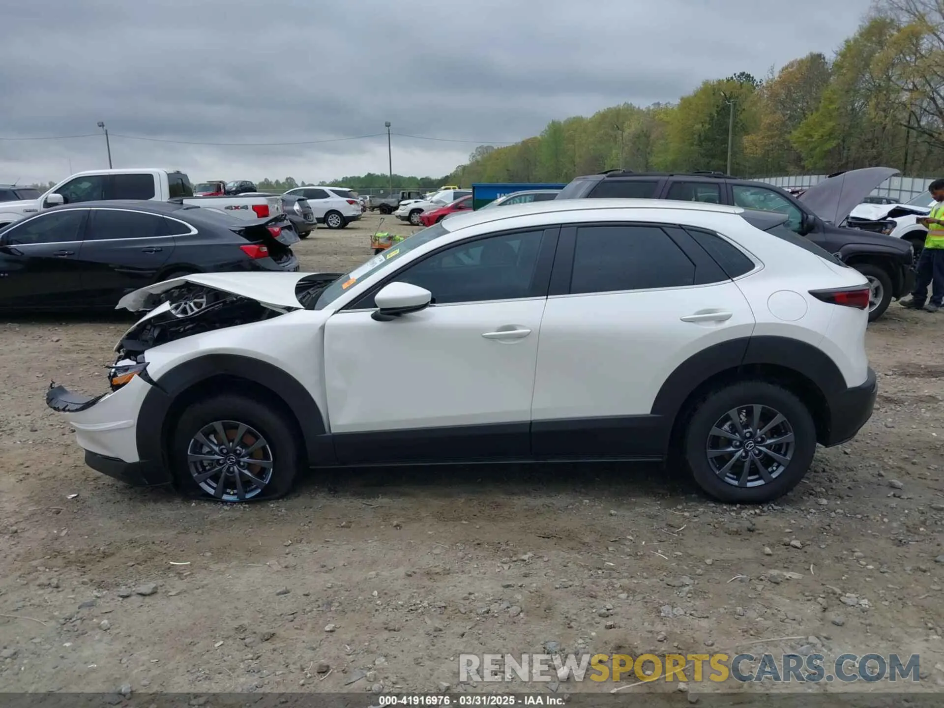 14 fotografías del automóvil dañado 3MVDMBAM4RM686488 MAZDA CX-30 2024