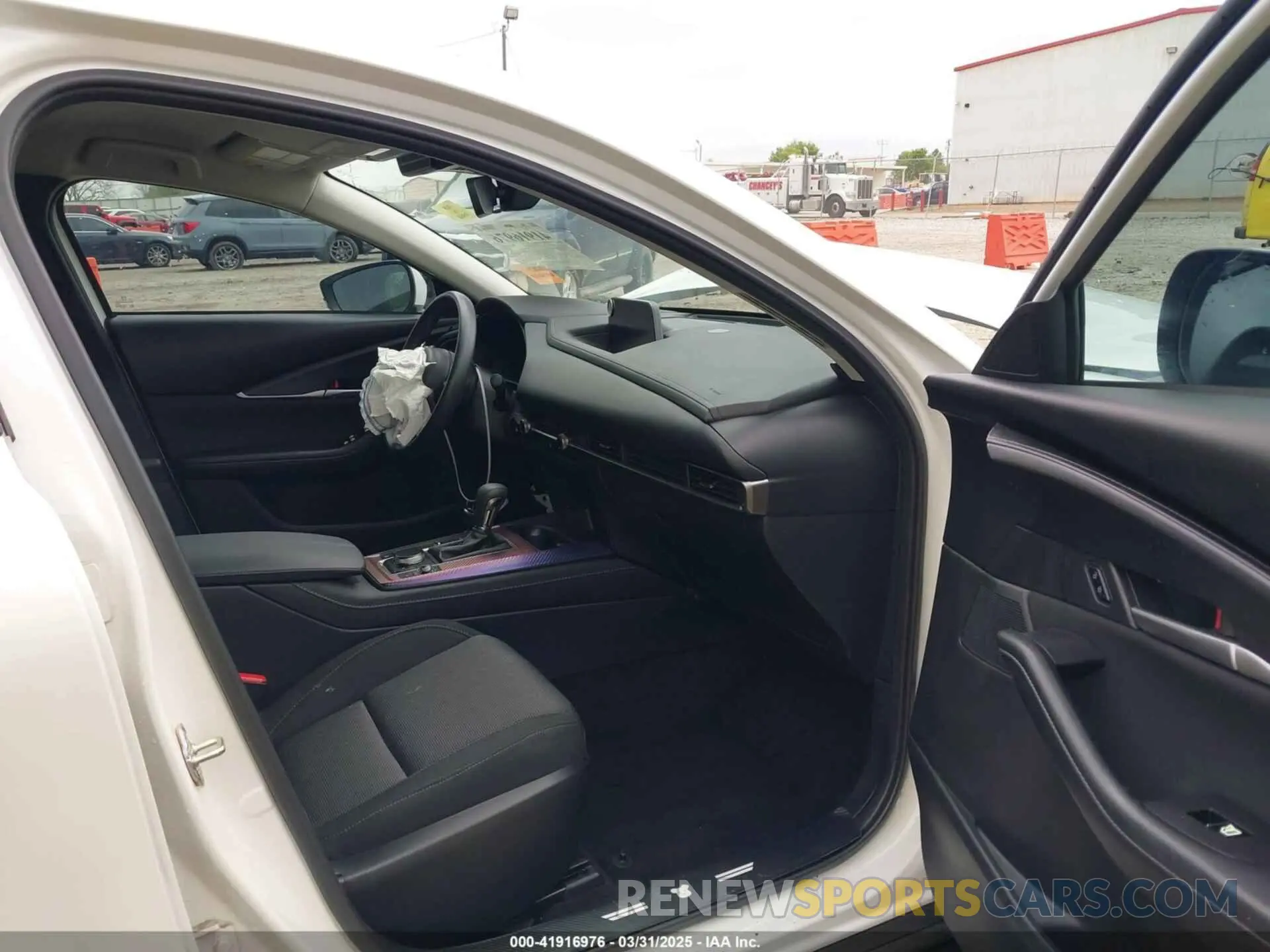 5 fotografías del automóvil dañado 3MVDMBAM4RM686488 MAZDA CX-30 2024