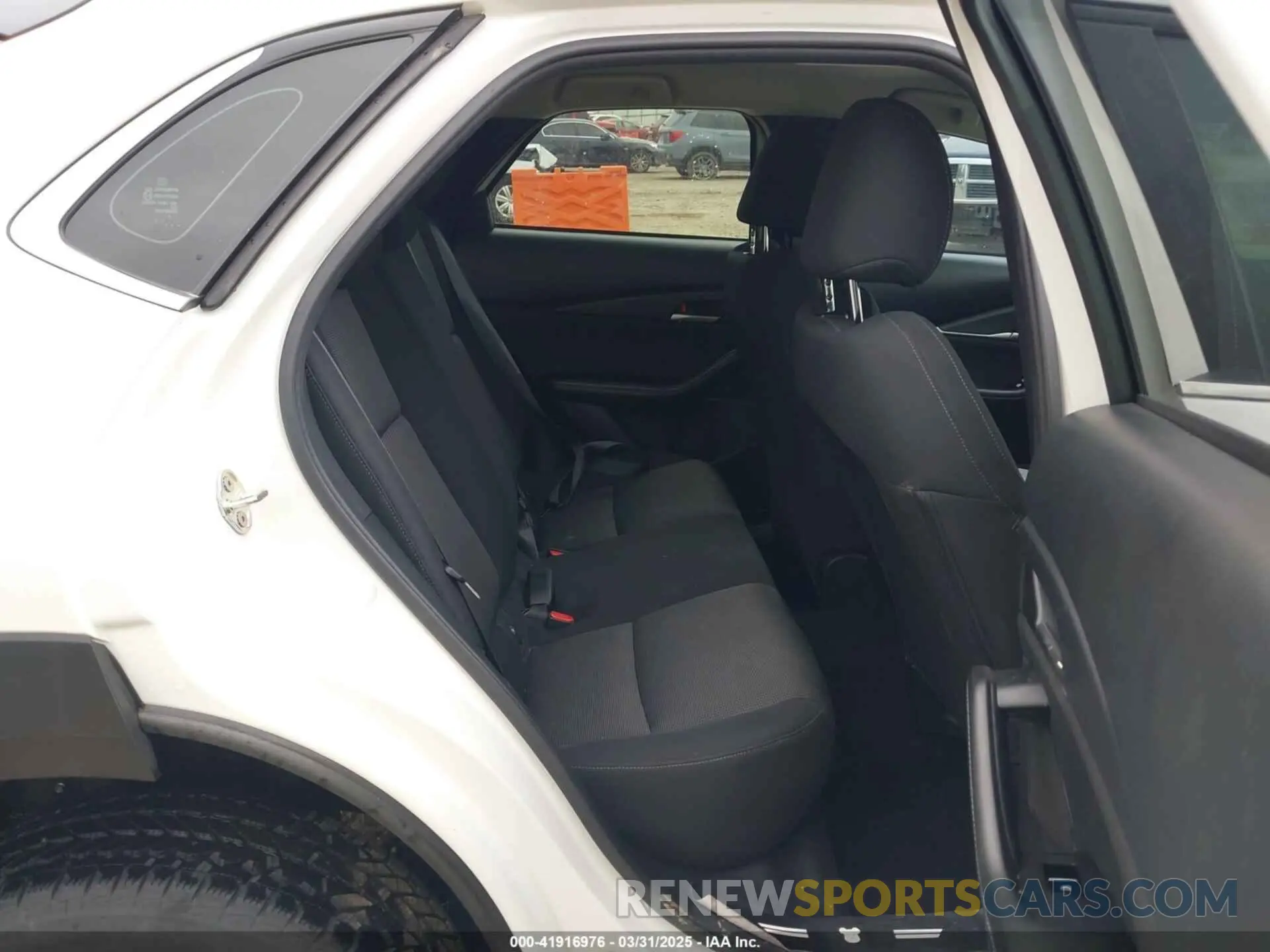 8 fotografías del automóvil dañado 3MVDMBAM4RM686488 MAZDA CX-30 2024