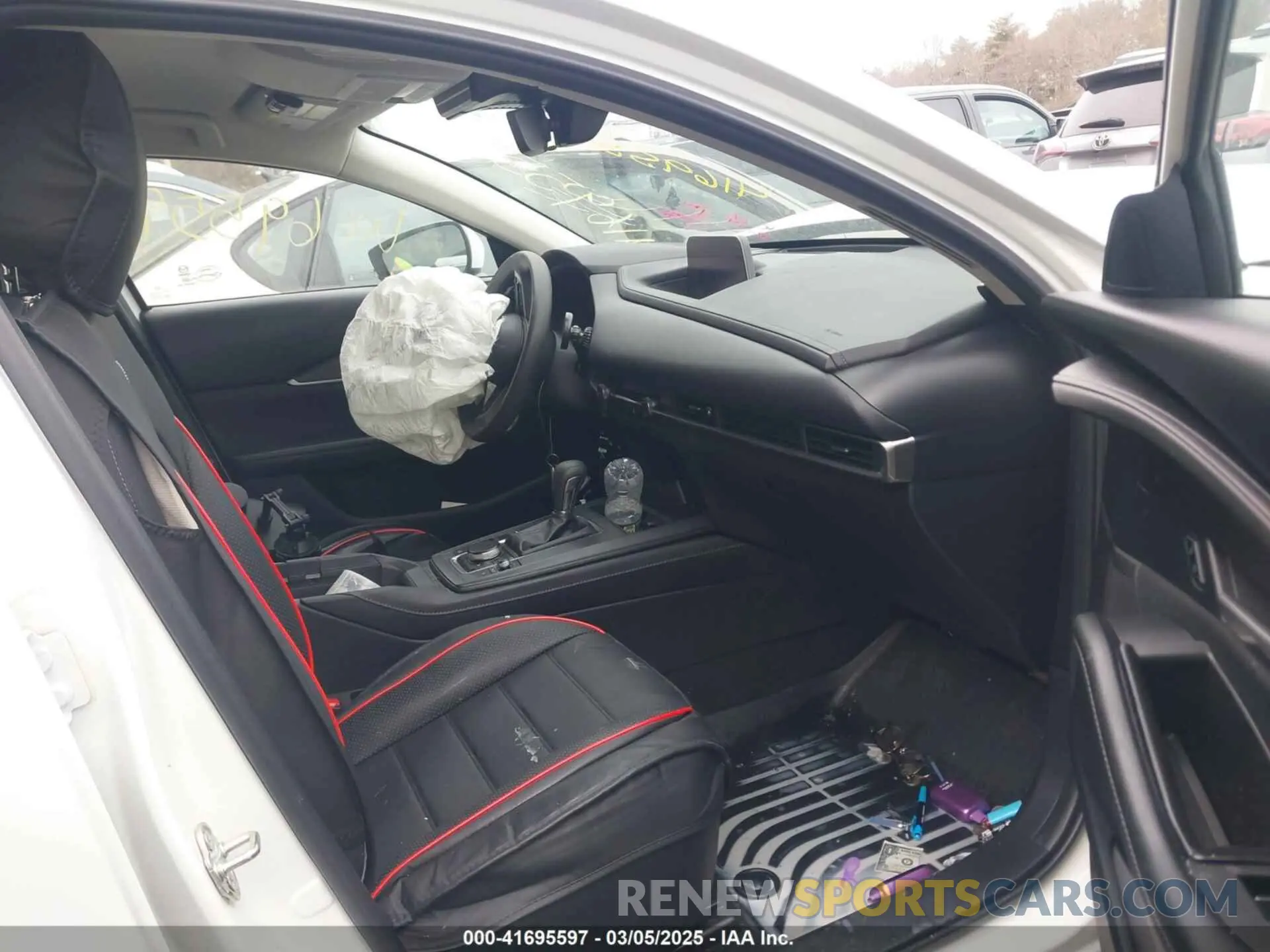 5 fotografías del automóvil dañado 3MVDMBAM5RM663057 MAZDA CX-30 2024