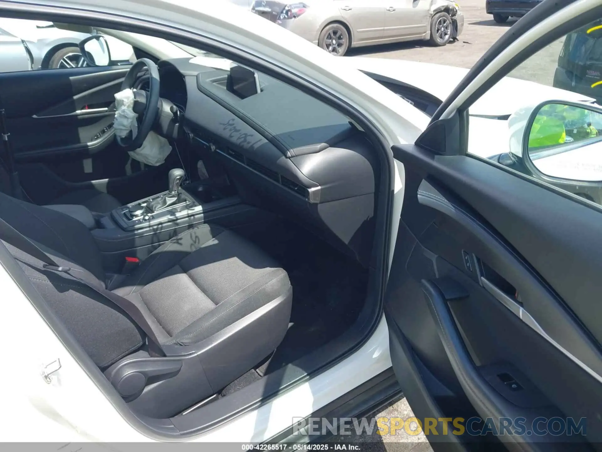 5 fotografías del automóvil dañado 3MVDMBAM6RM615440 MAZDA CX-30 2024