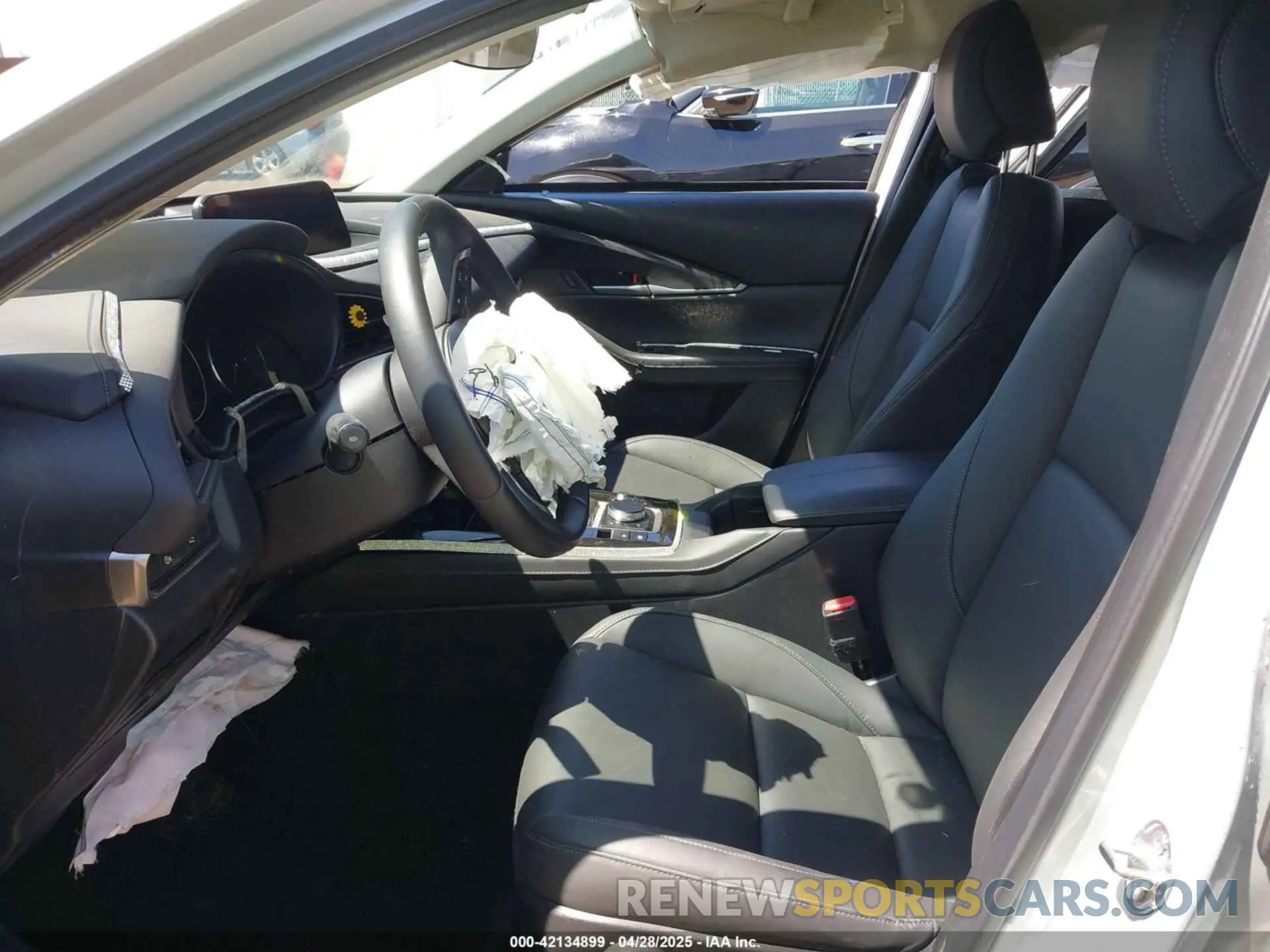 5 fotografías del automóvil dañado 3MVDMBBM0RM644690 MAZDA CX-30 2024