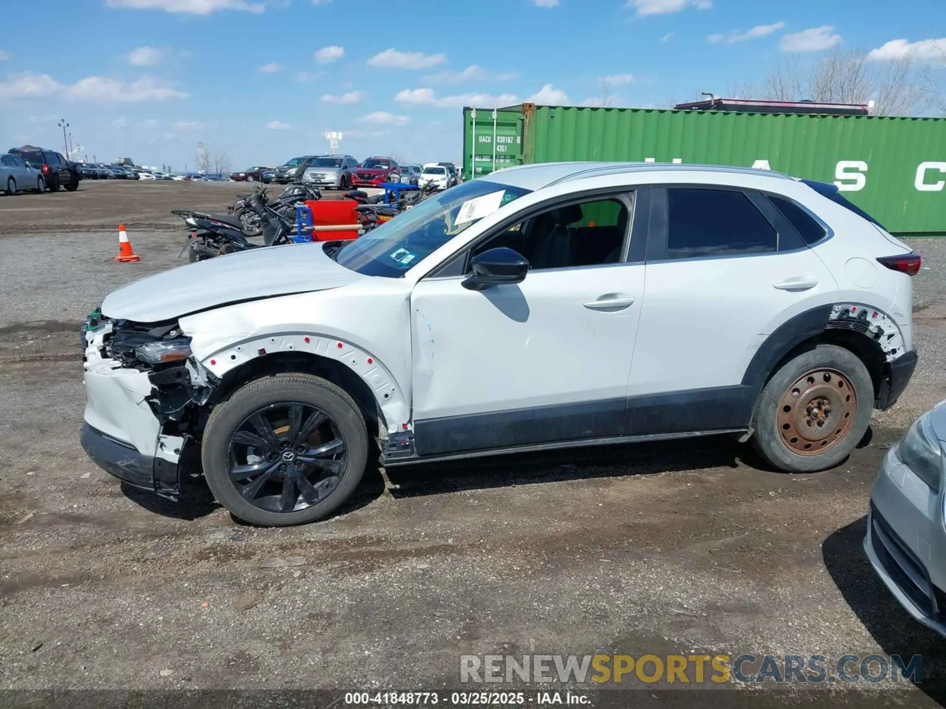 14 fotografías del automóvil dañado 3MVDMBBM0RM663644 MAZDA CX-30 2024