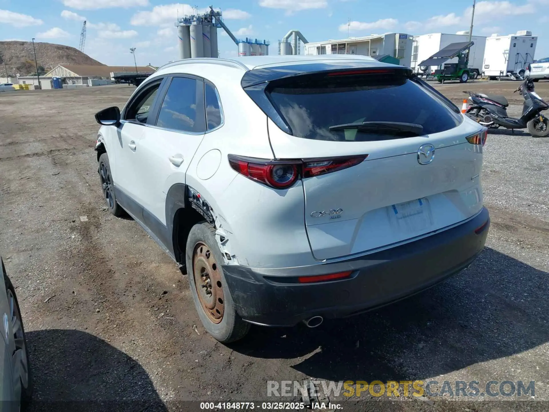3 fotografías del automóvil dañado 3MVDMBBM0RM663644 MAZDA CX-30 2024