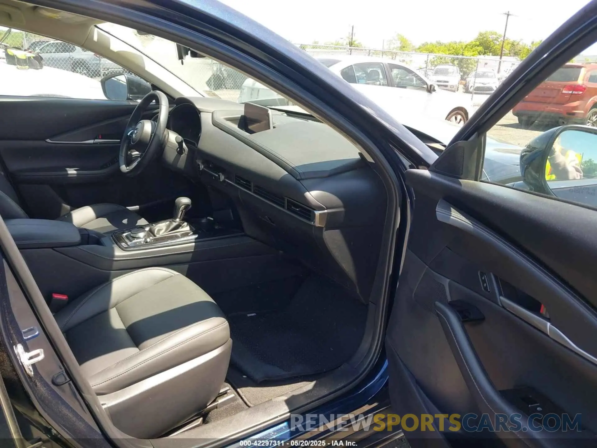 5 fotografías del automóvil dañado 3MVDMBBM2RM657781 MAZDA CX-30 2024
