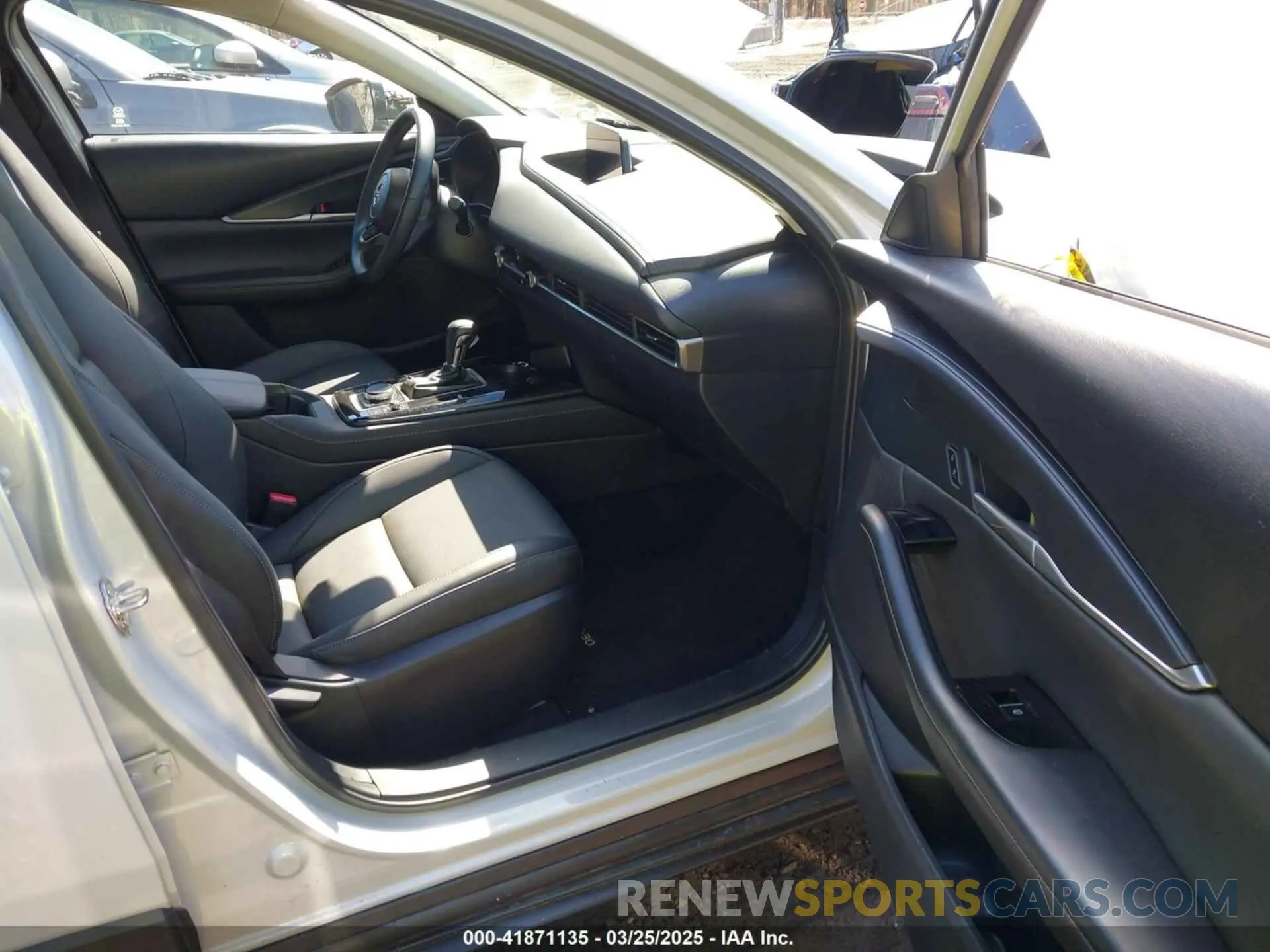 5 fotografías del automóvil dañado 3MVDMBBM3RM700816 MAZDA CX-30 2024