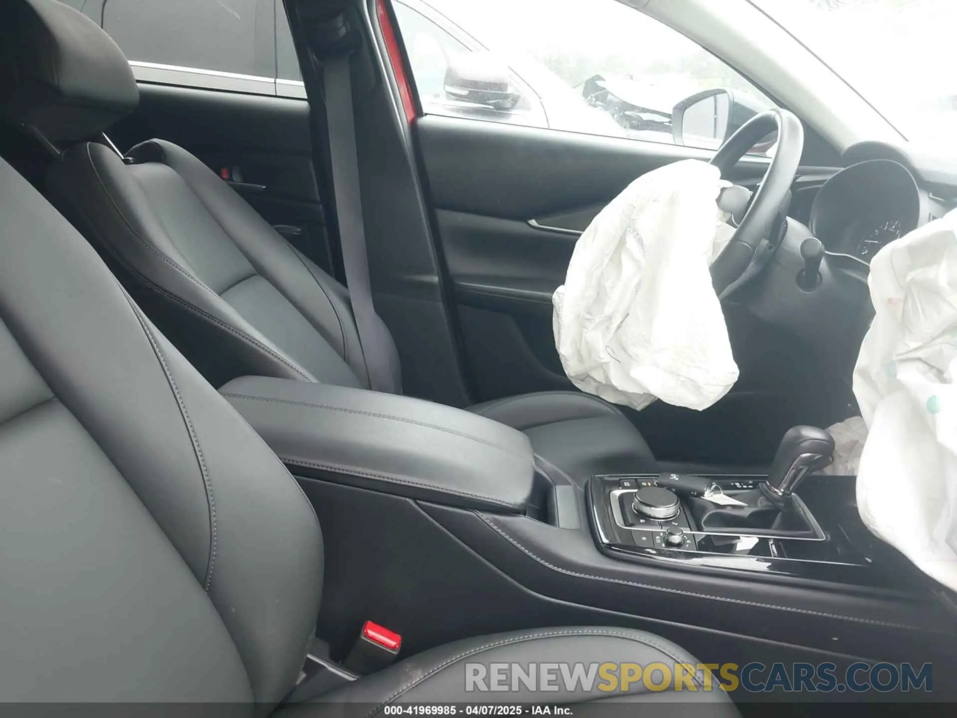 5 fotografías del automóvil dañado 3MVDMBBM4RM636723 MAZDA CX-30 2024