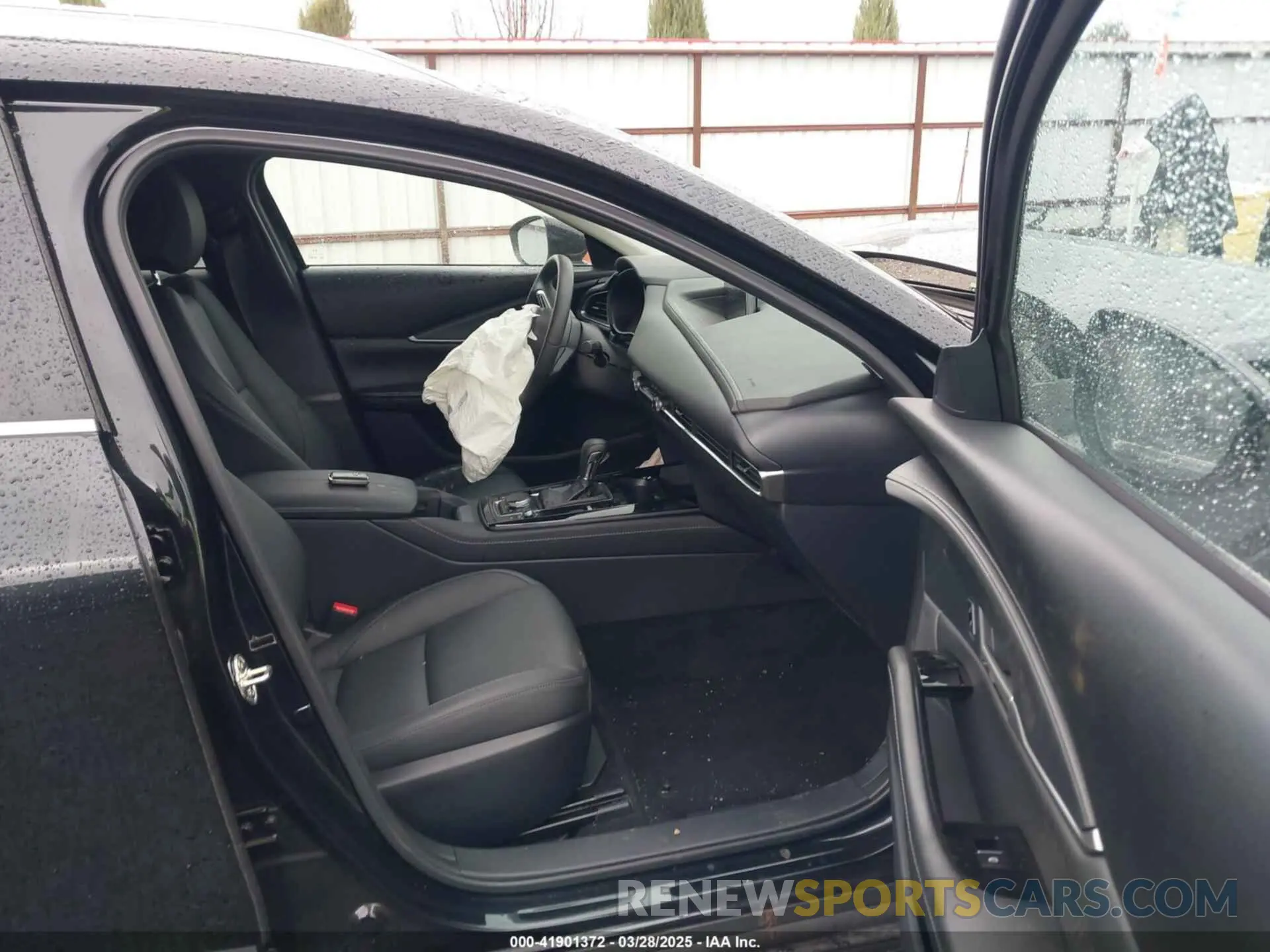 5 fotografías del automóvil dañado 3MVDMBBM4RM690930 MAZDA CX-30 2024
