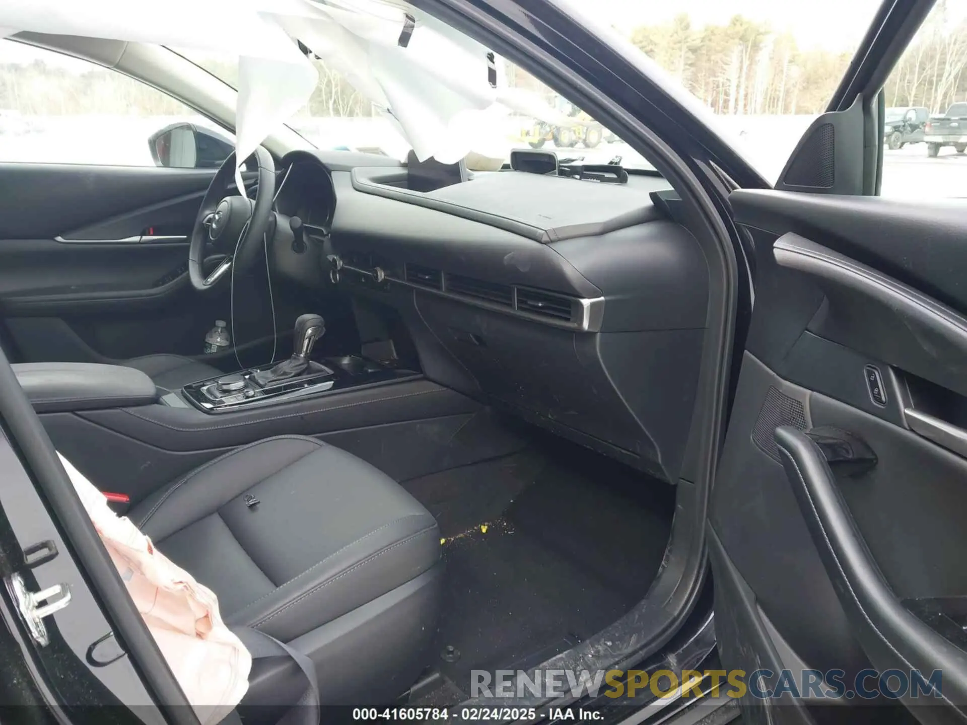 5 fotografías del automóvil dañado 3MVDMBBM4RM711811 MAZDA CX-30 2024