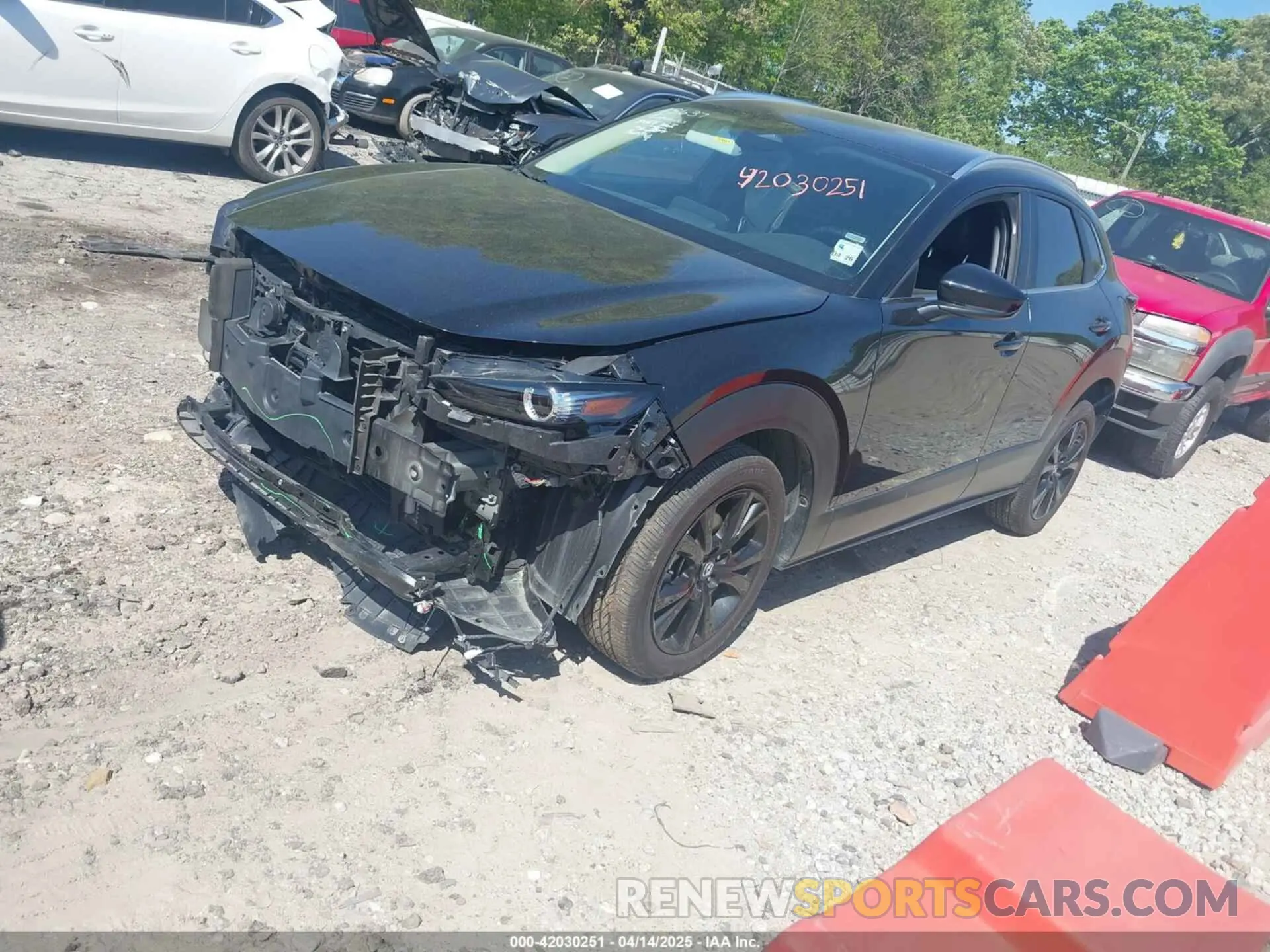 2 fotografías del automóvil dañado 3MVDMBBM8RM657137 MAZDA CX-30 2024