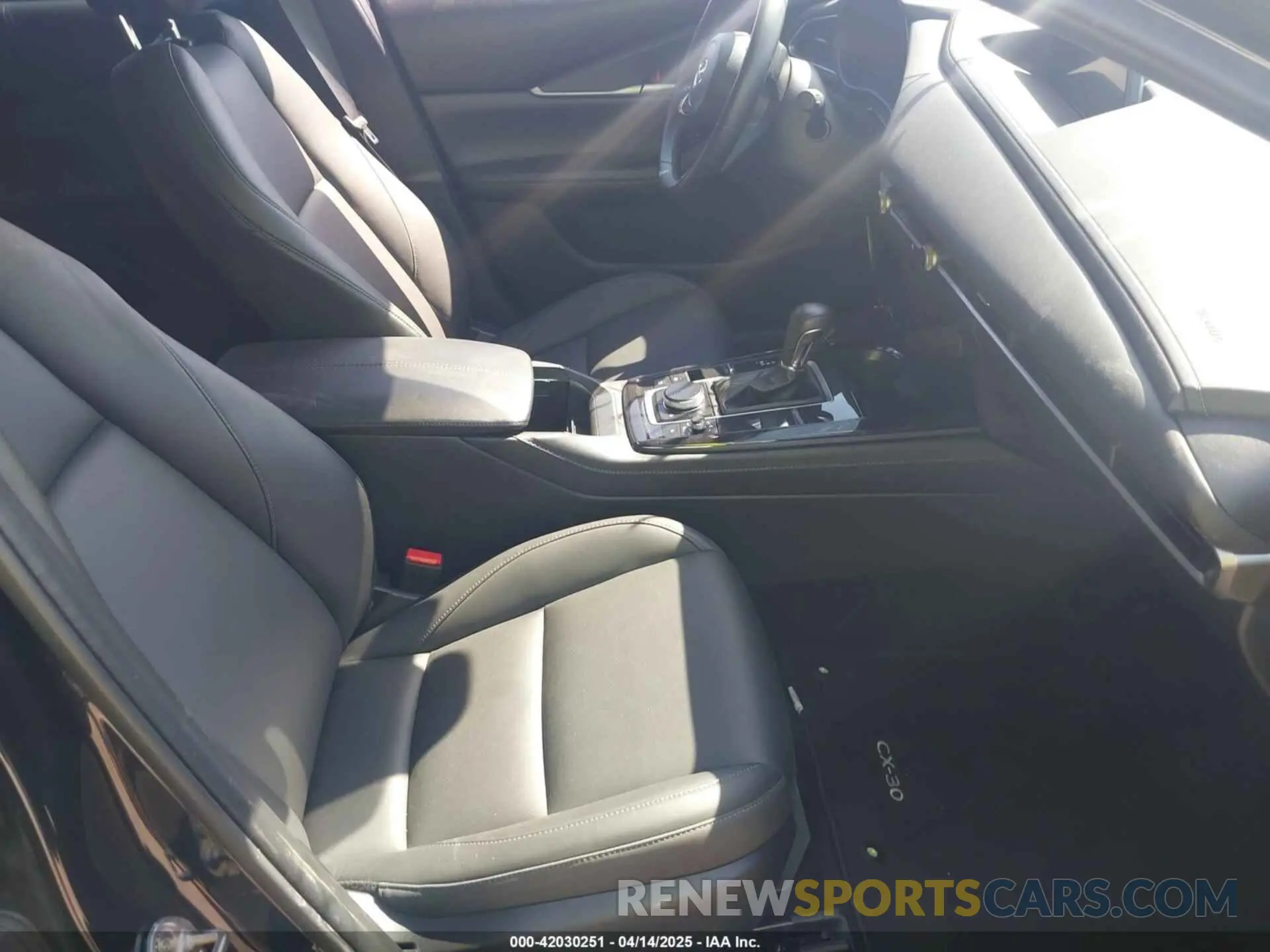 5 fotografías del automóvil dañado 3MVDMBBM8RM657137 MAZDA CX-30 2024