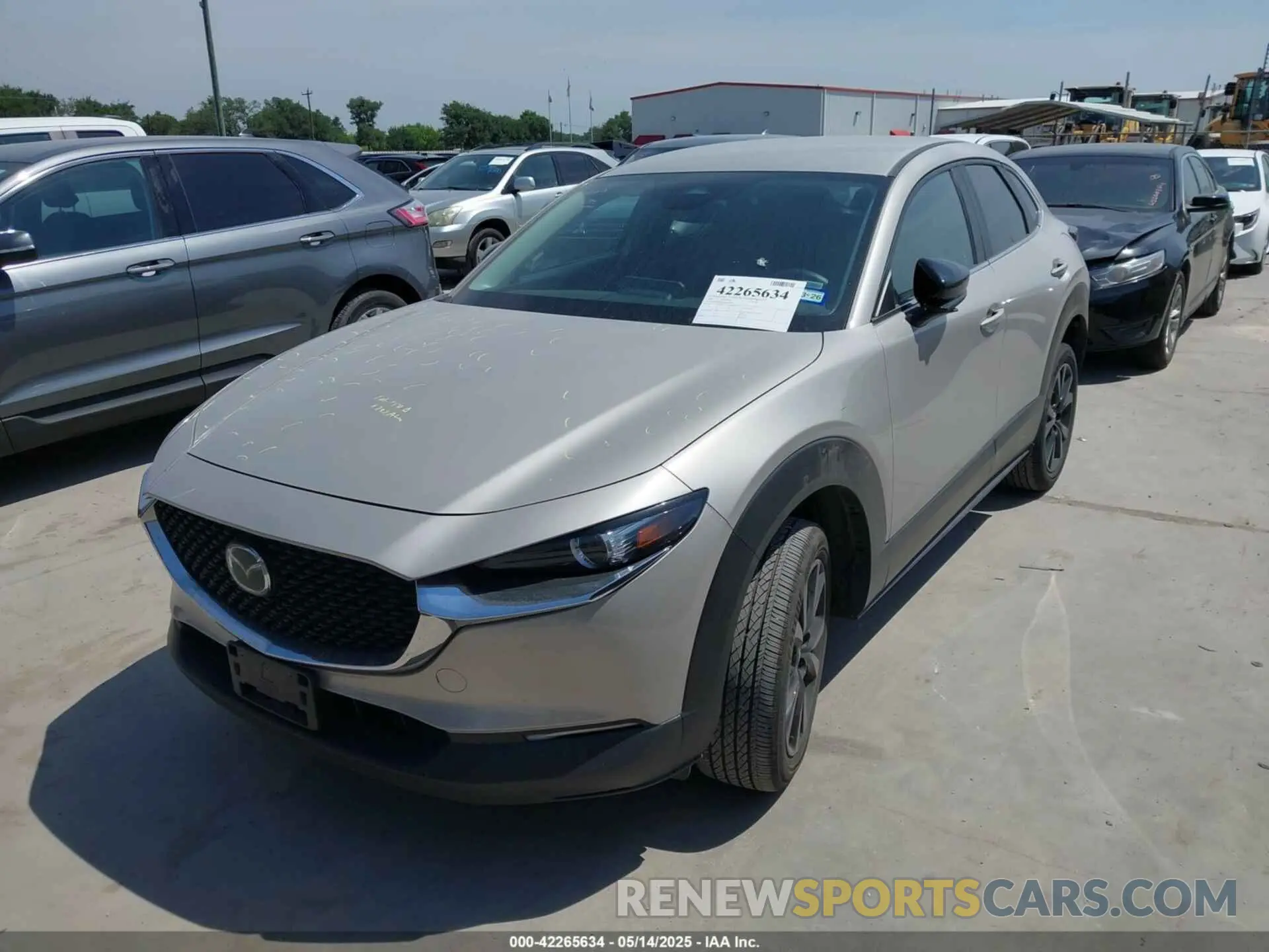 2 fotografías del automóvil dañado 3MVDMBBM9RM664436 MAZDA CX-30 2024