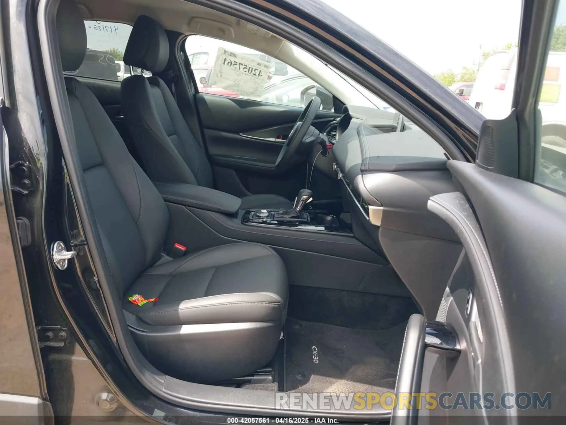 5 fotografías del automóvil dañado 3MVDMBBMXRM625841 MAZDA CX-30 2024