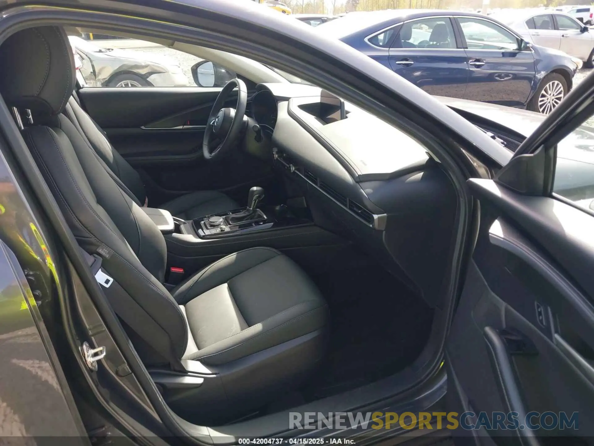 5 fotografías del automóvil dañado 3MVDMBBMXRM645958 MAZDA CX-30 2024