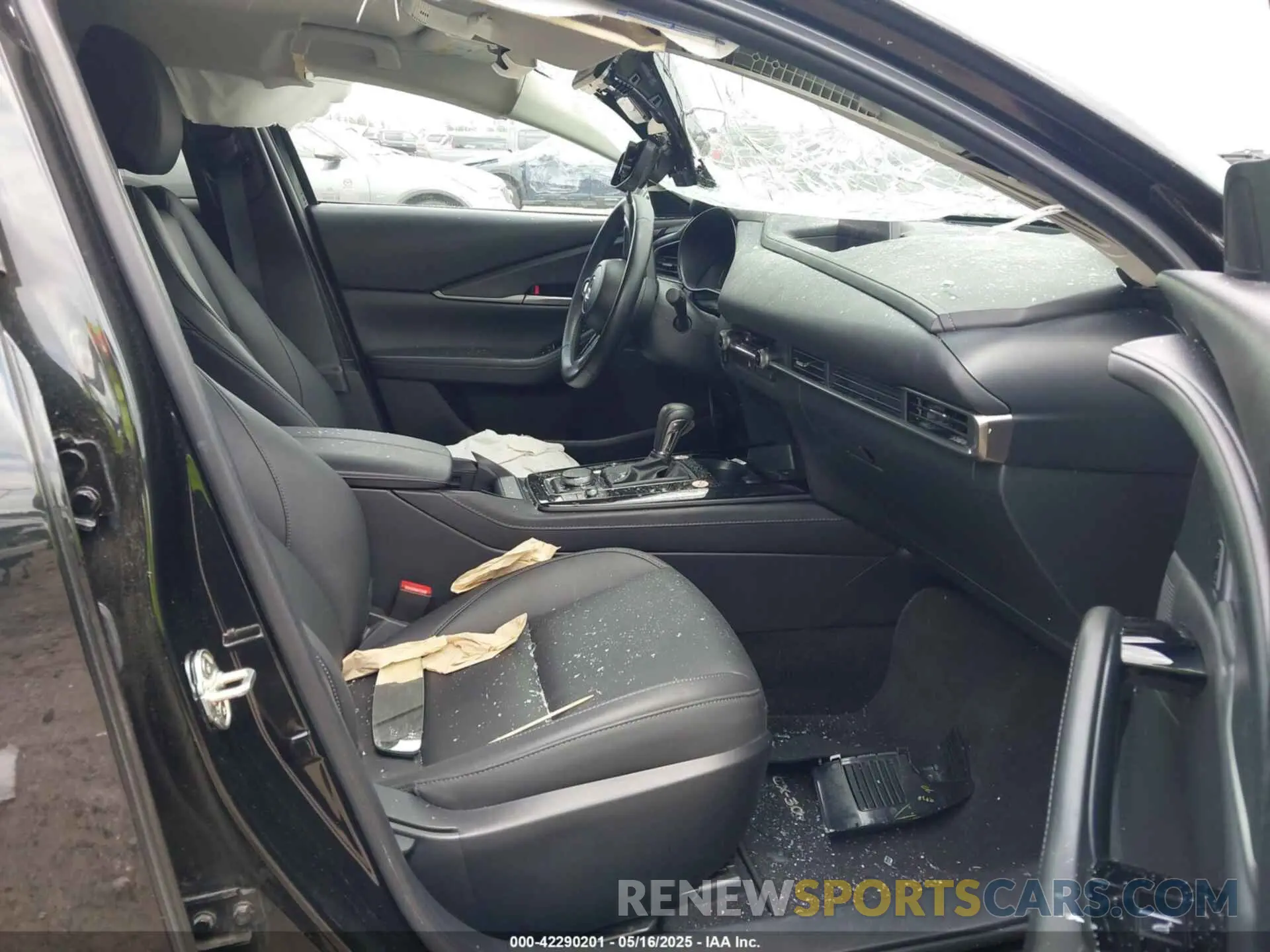 5 fotografías del automóvil dañado 3MVDMBBMXRM697784 MAZDA CX-30 2024