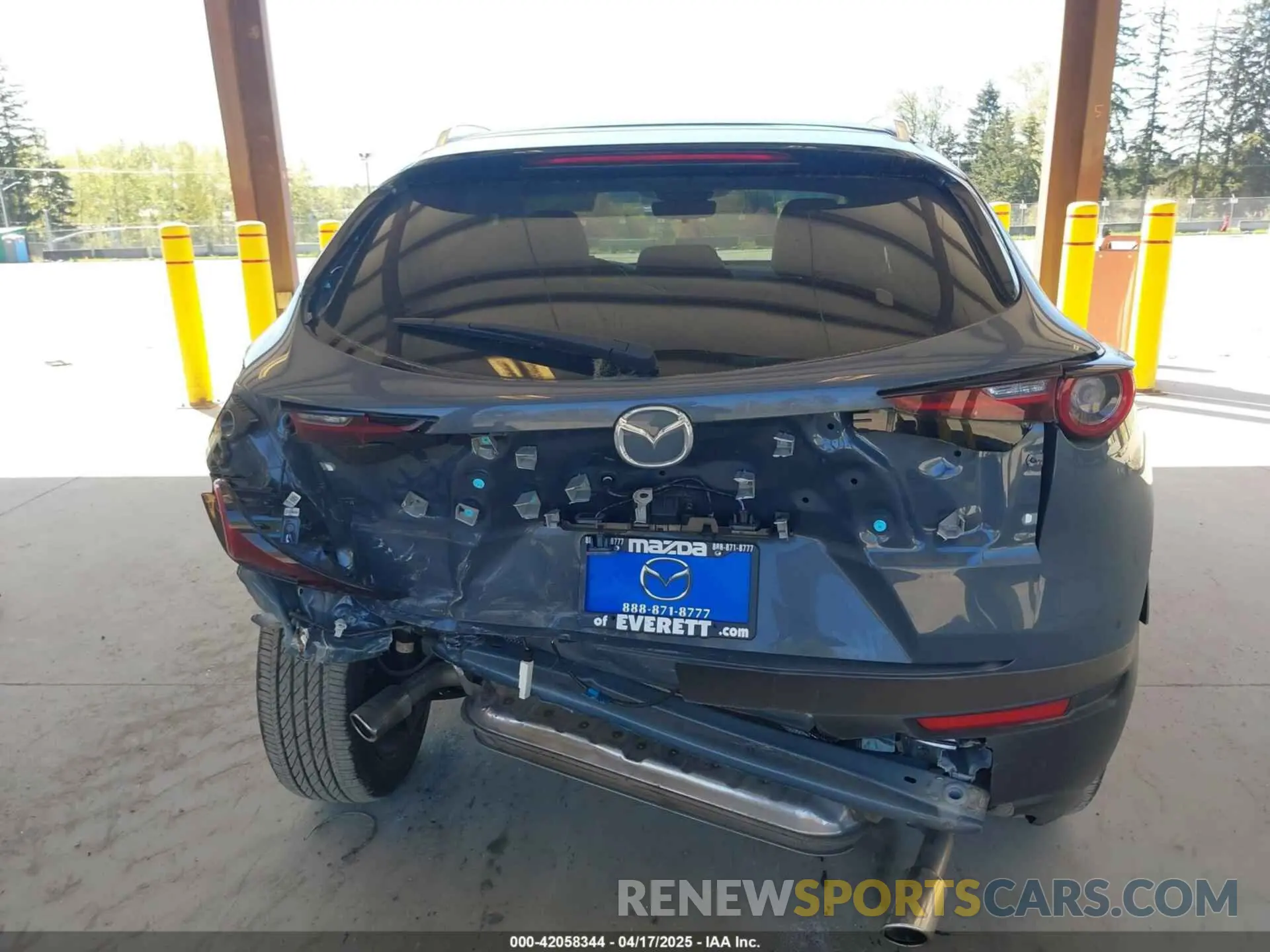 17 fotografías del automóvil dañado 3MVDMBCM0RM641917 MAZDA CX-30 2024