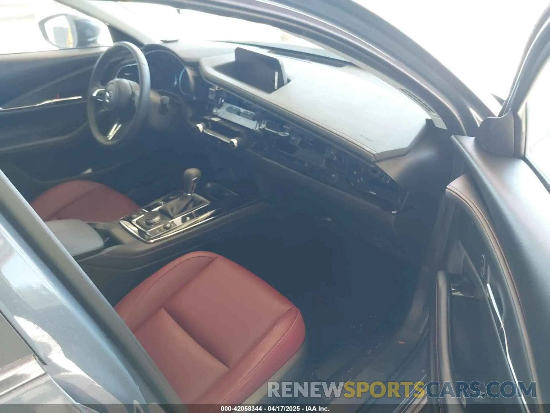 5 fotografías del automóvil dañado 3MVDMBCM0RM641917 MAZDA CX-30 2024