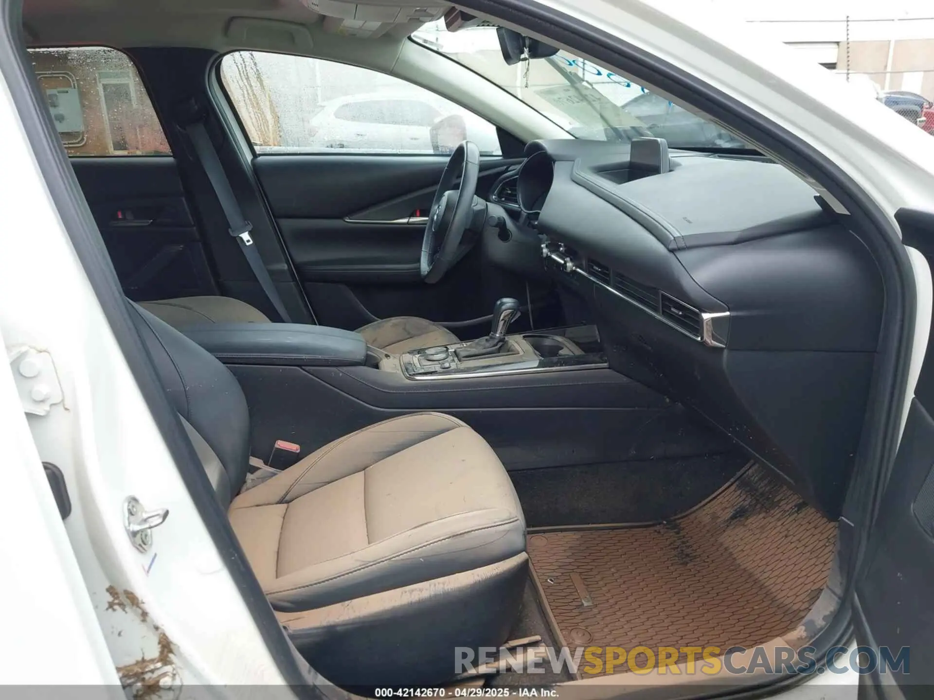 5 fotografías del automóvil dañado 3MVDMBCM2RM617697 MAZDA CX-30 2024