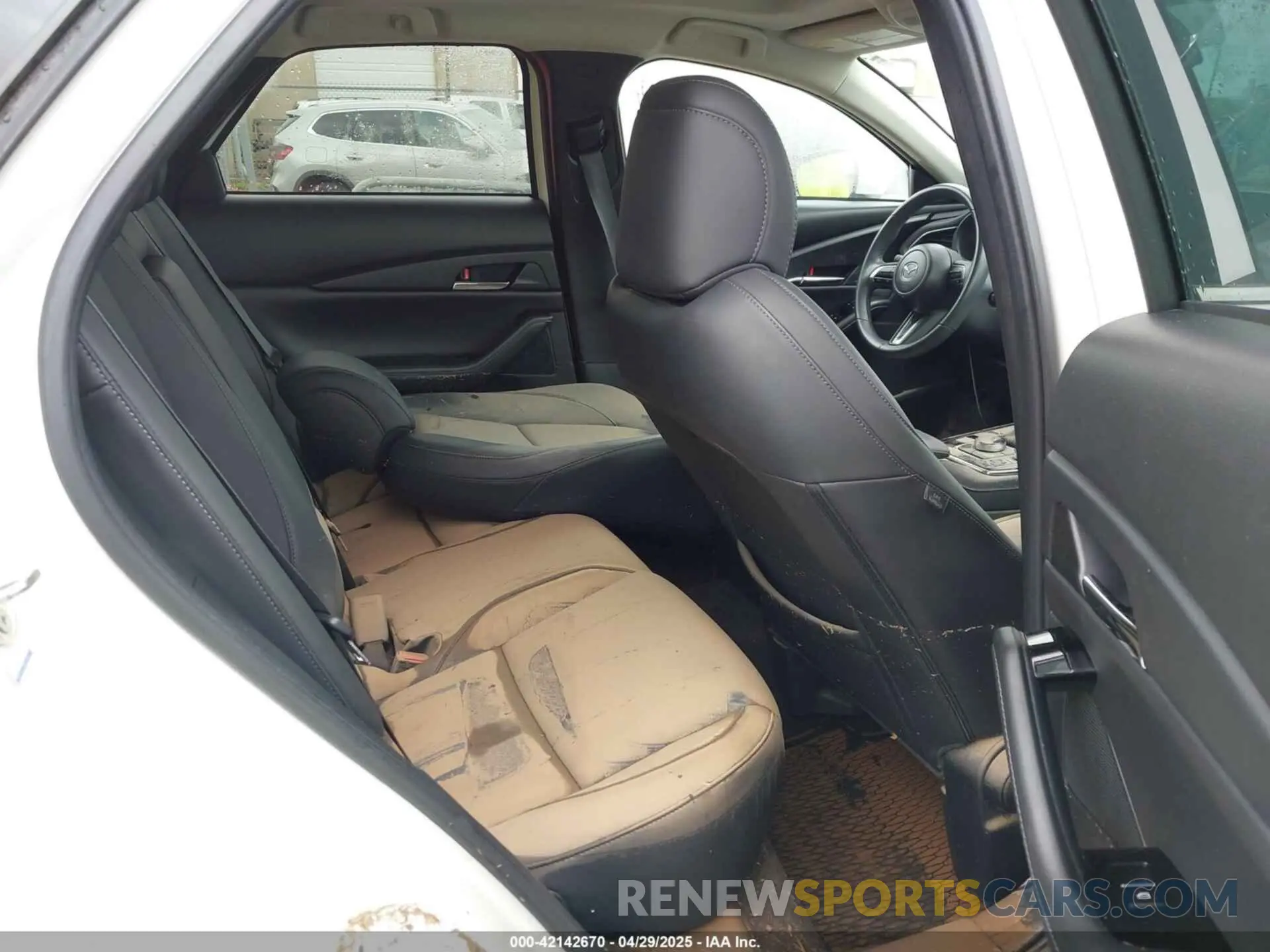 8 fotografías del automóvil dañado 3MVDMBCM2RM617697 MAZDA CX-30 2024