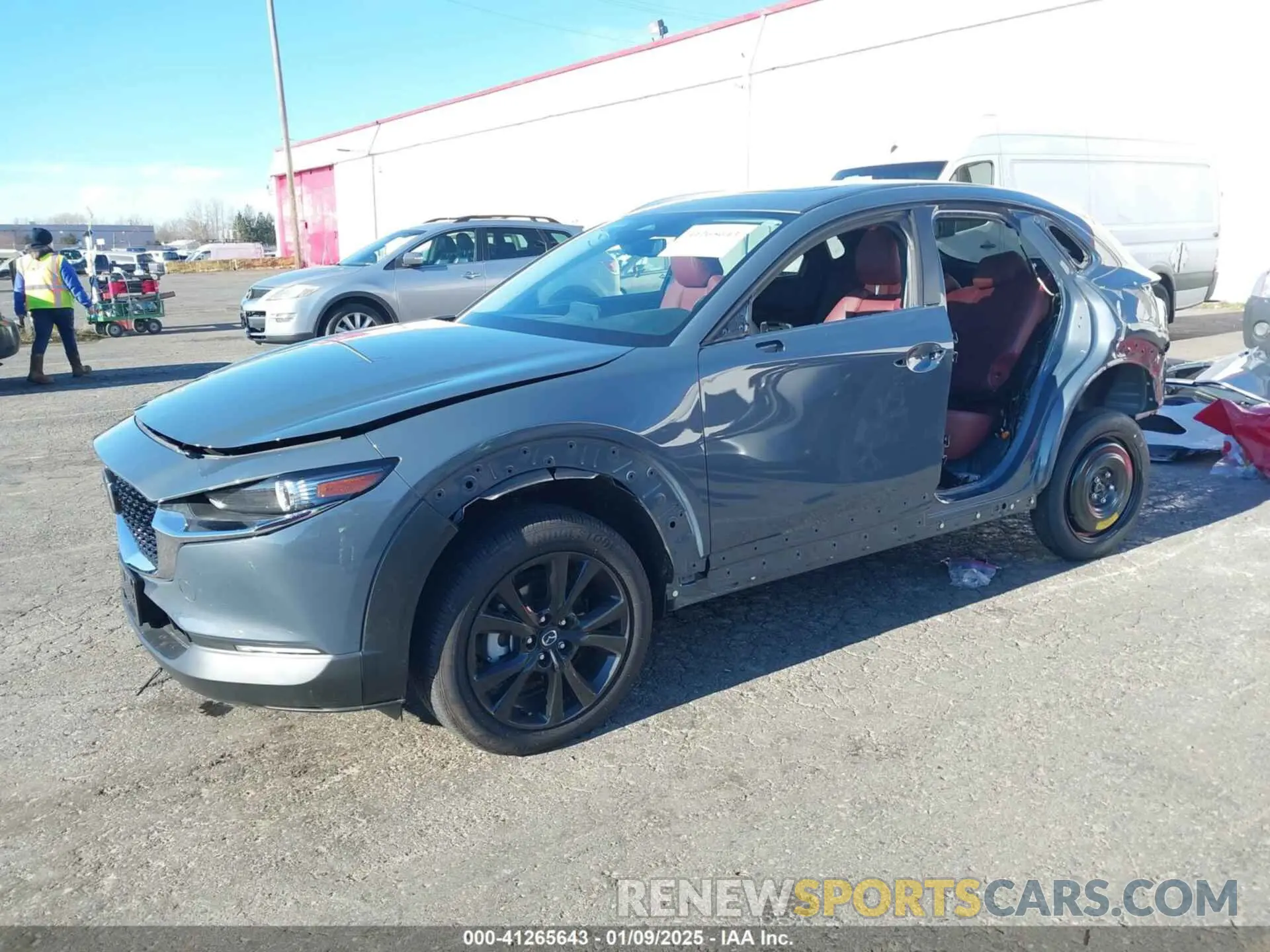 2 fotografías del automóvil dañado 3MVDMBCM2RM621362 MAZDA CX-30 2024
