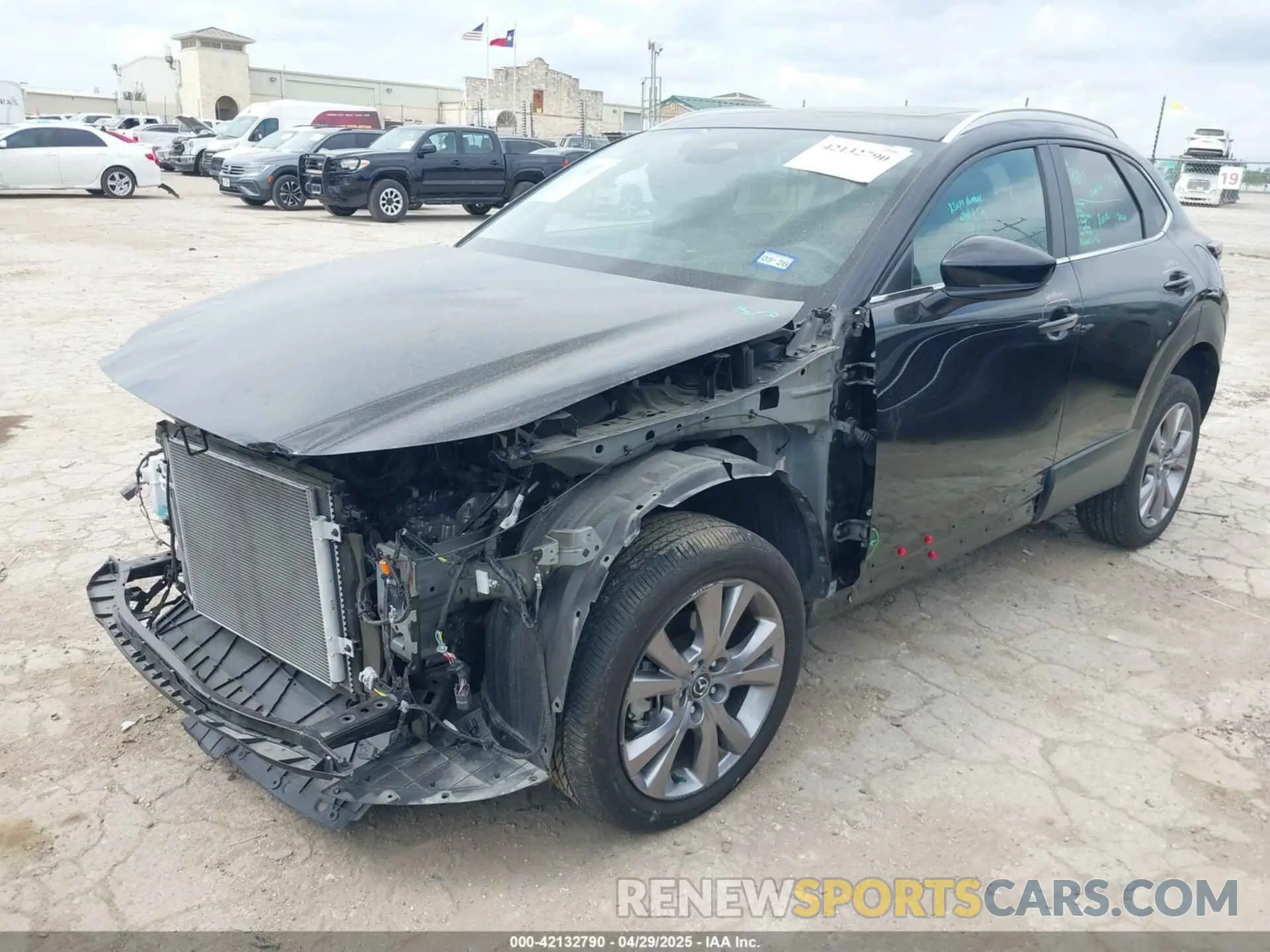 2 fotografías del automóvil dañado 3MVDMBCM3RM658212 MAZDA CX-30 2024