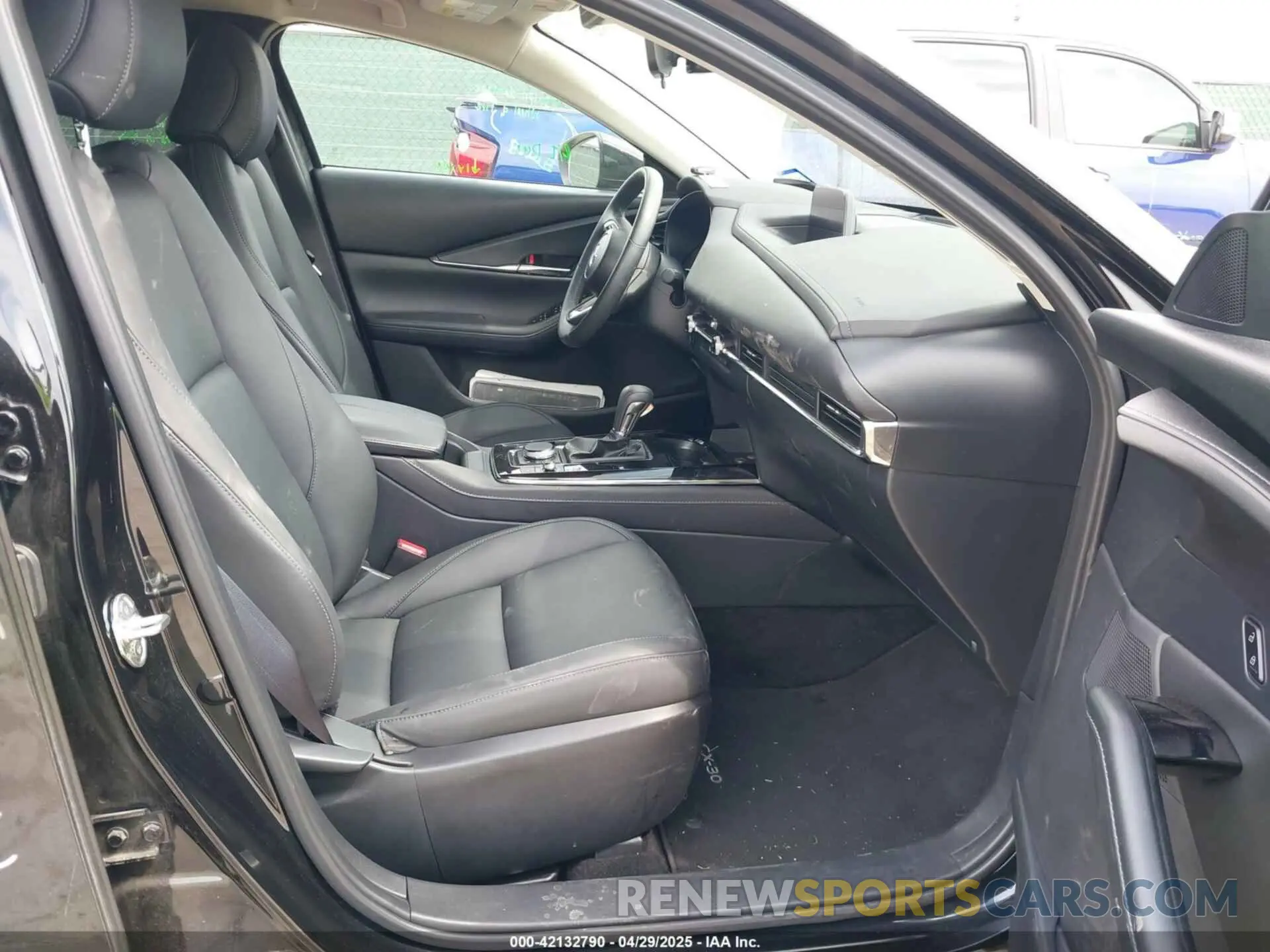 5 fotografías del automóvil dañado 3MVDMBCM3RM658212 MAZDA CX-30 2024