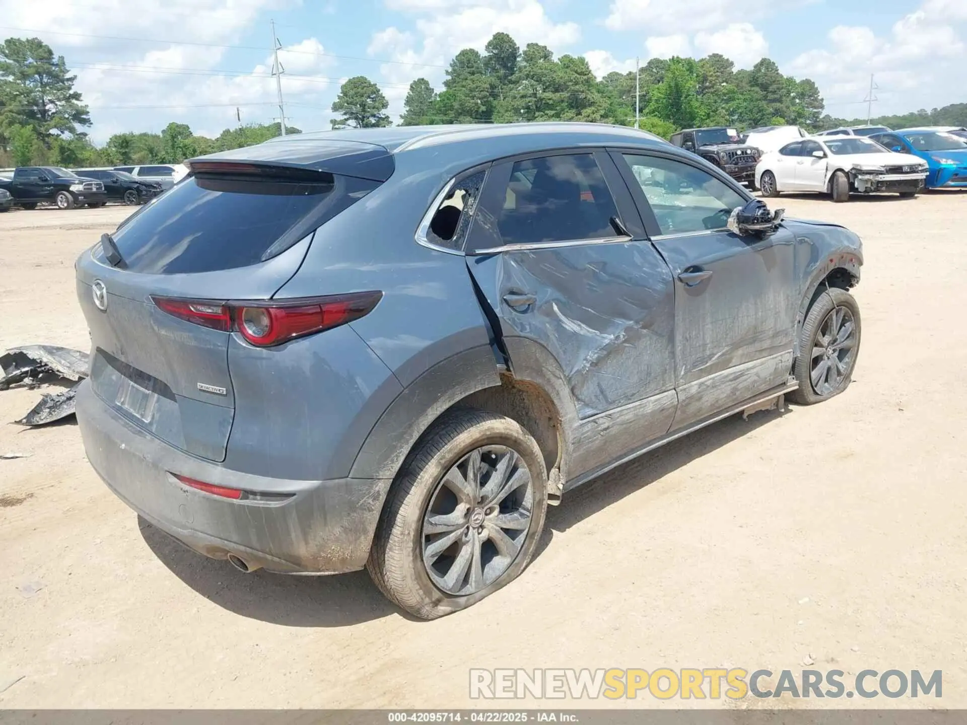 4 fotografías del automóvil dañado 3MVDMBCM3RM683241 MAZDA CX-30 2024