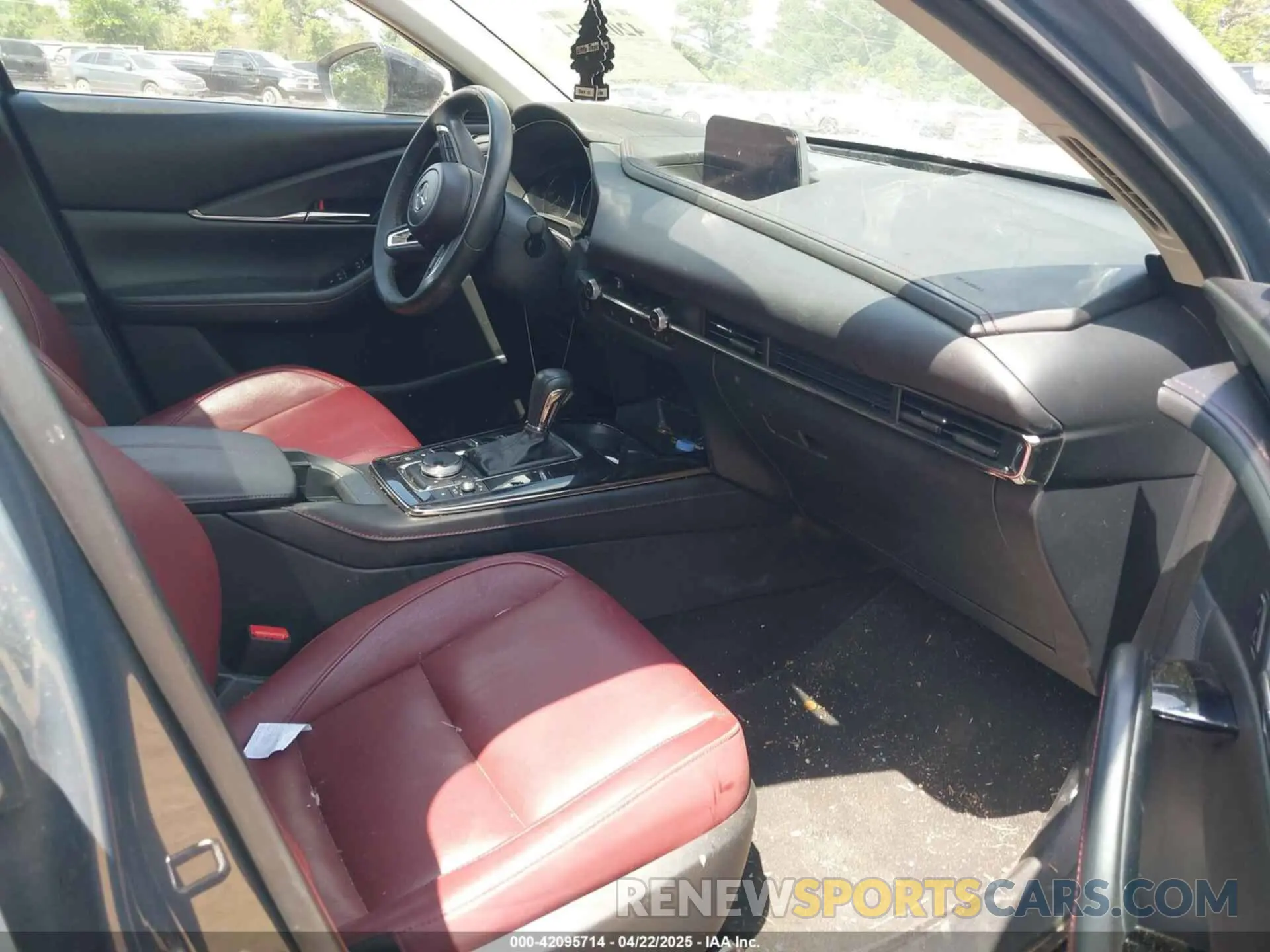 5 fotografías del automóvil dañado 3MVDMBCM3RM683241 MAZDA CX-30 2024
