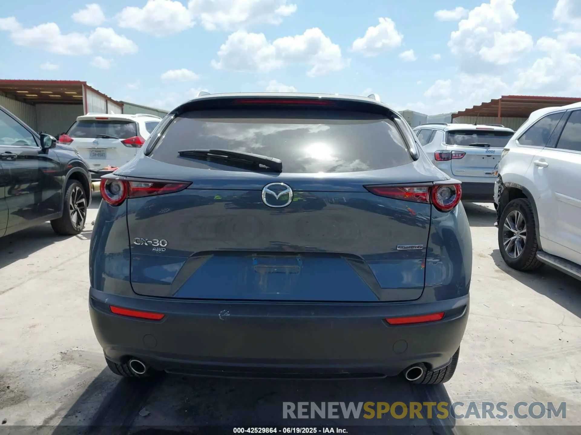 17 fotografías del automóvil dañado 3MVDMBCM4RM651155 MAZDA CX-30 2024