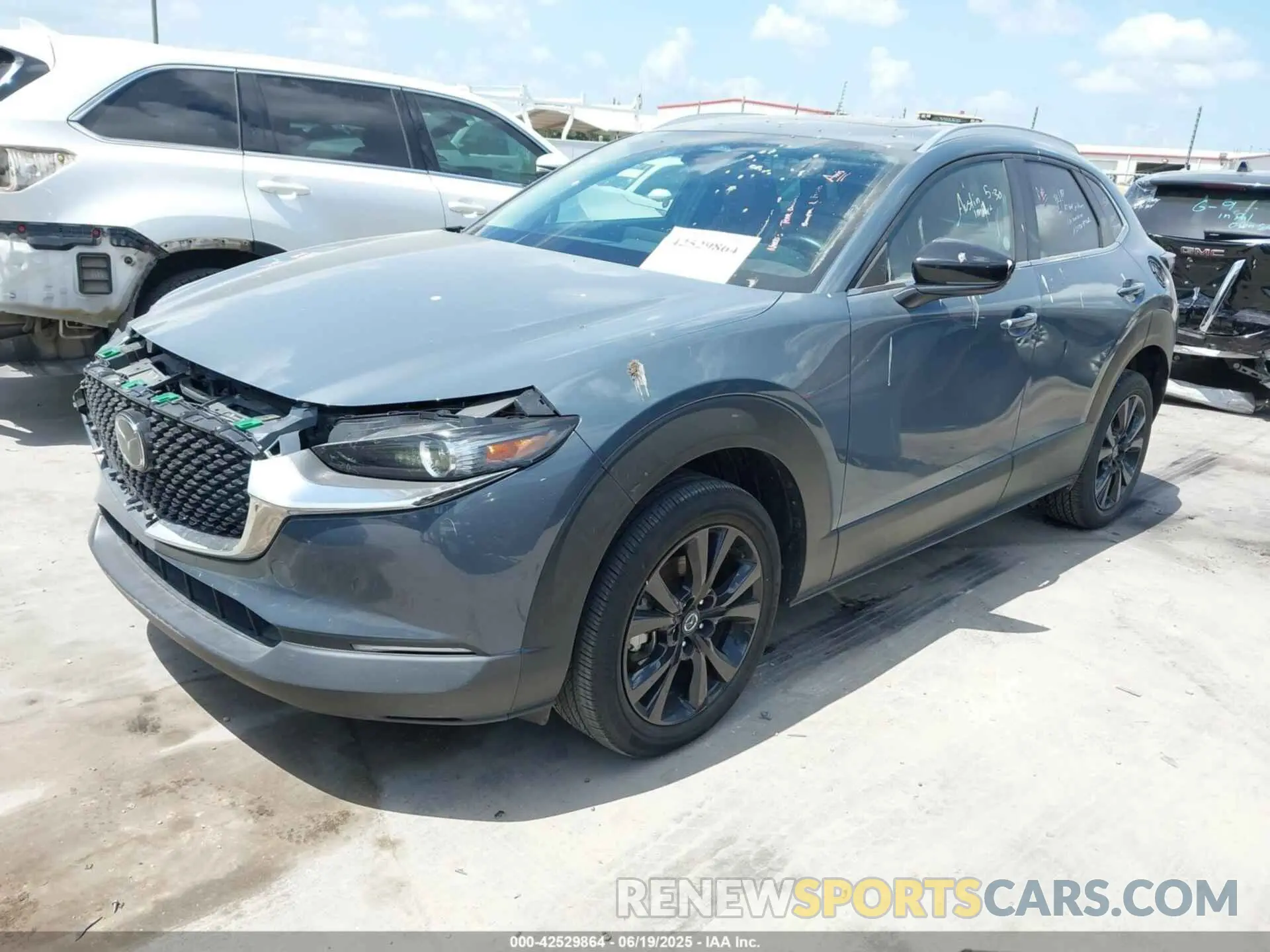 2 fotografías del automóvil dañado 3MVDMBCM4RM651155 MAZDA CX-30 2024