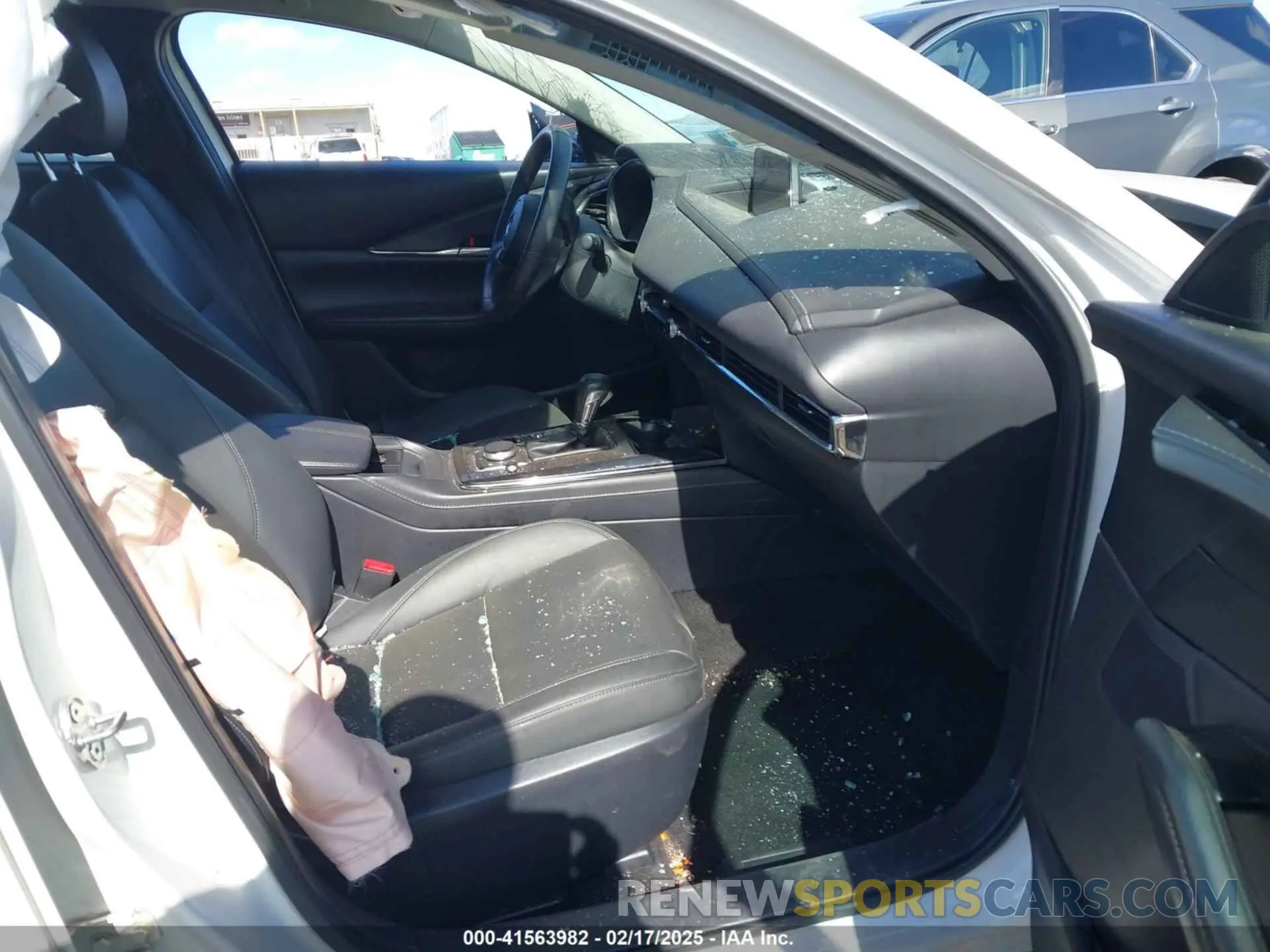 5 fotografías del automóvil dañado 3MVDMBCM6RM636186 MAZDA CX-30 2024